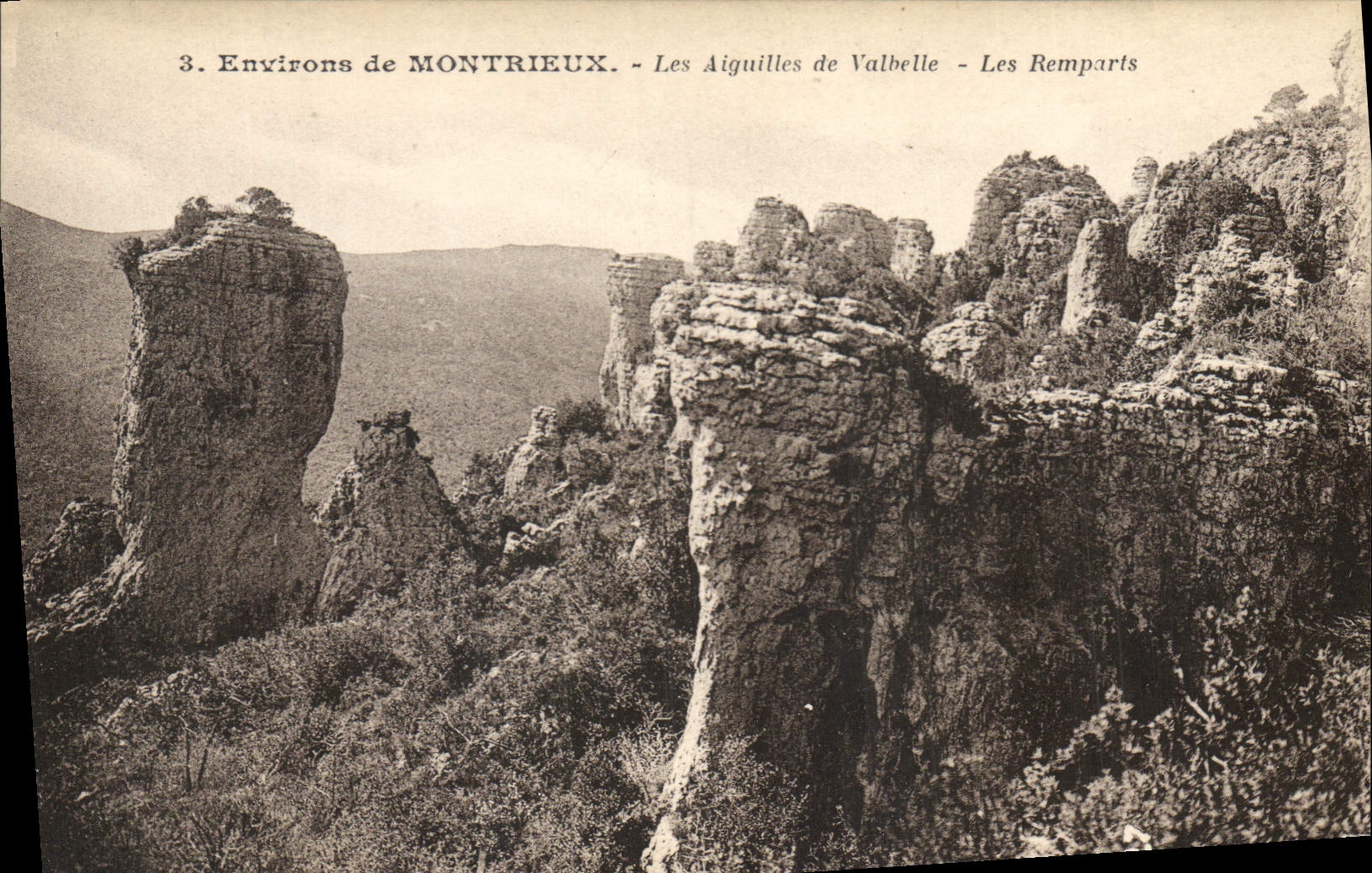 CPA Environs de Montrieux Les Aiguillees de Valbelle Les Remparts 