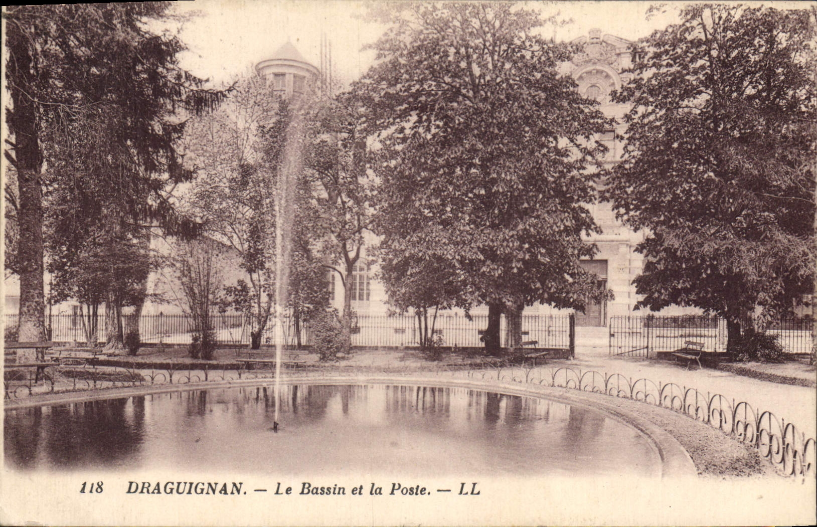 CPA Draguignan Le Bassin et la Poste Sus sentiers longeant les cretes sauvages ou nichent les goelan