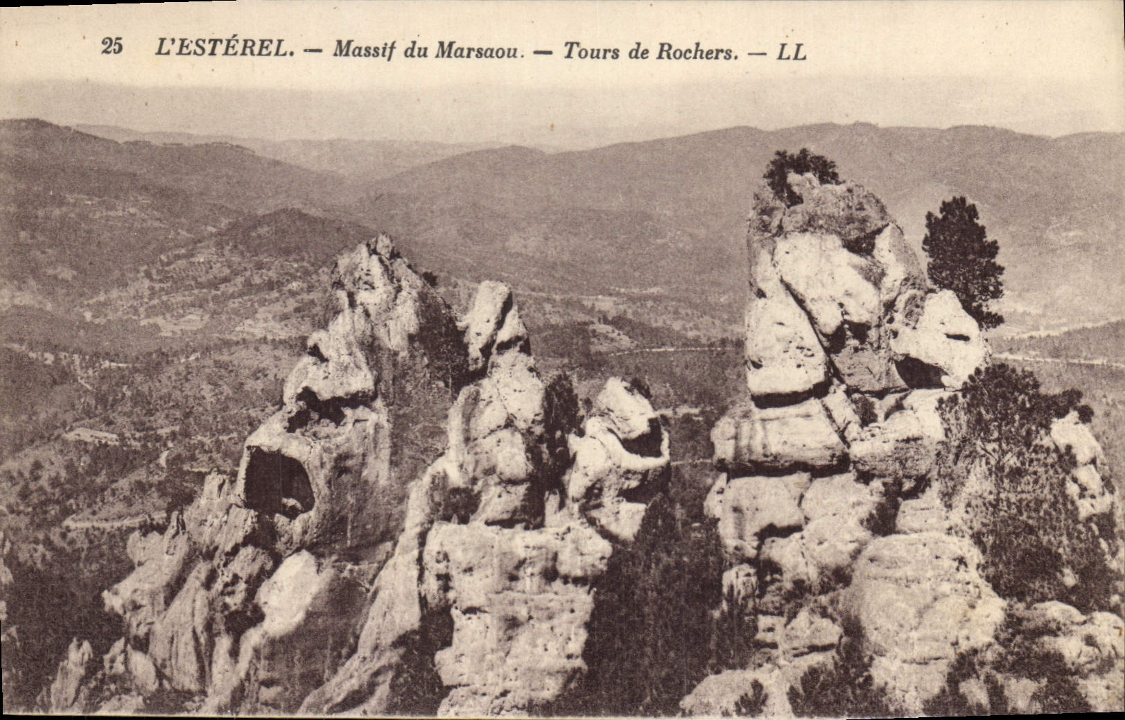 CPA L'Esterel Massif du Marsaou Tours de Rochers