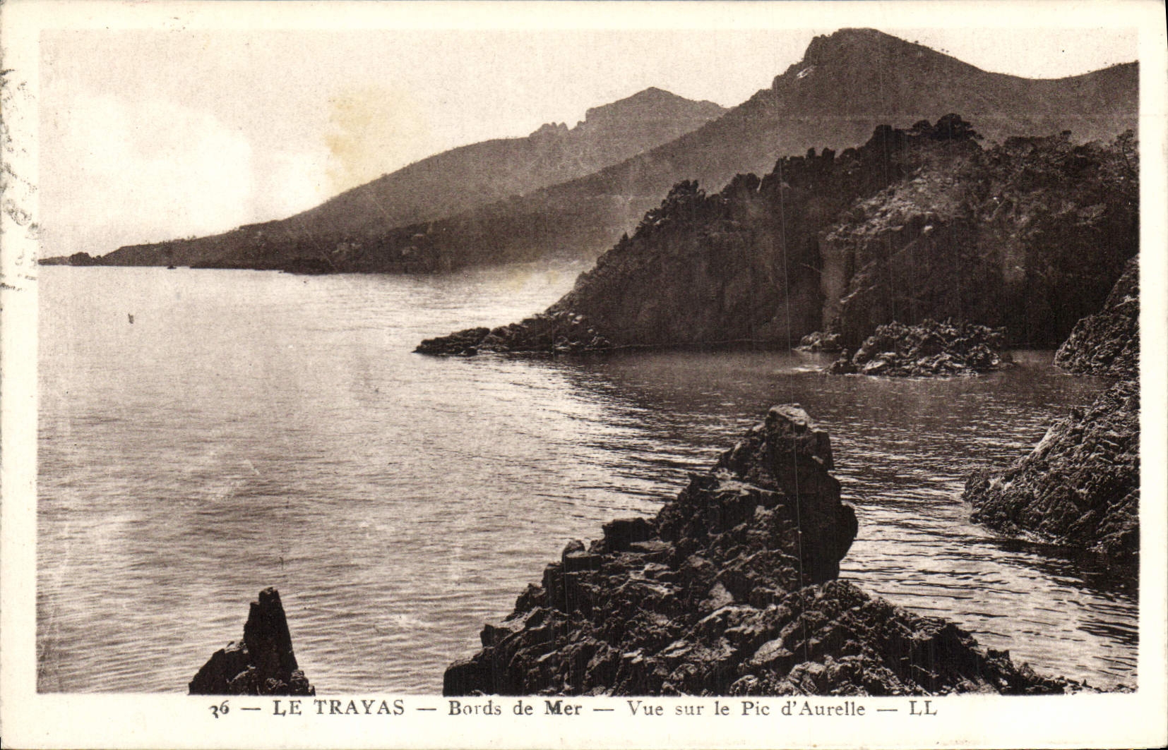 CPA Le Trayas Bords de la Mer Vue sur la Pic d'Aurelle