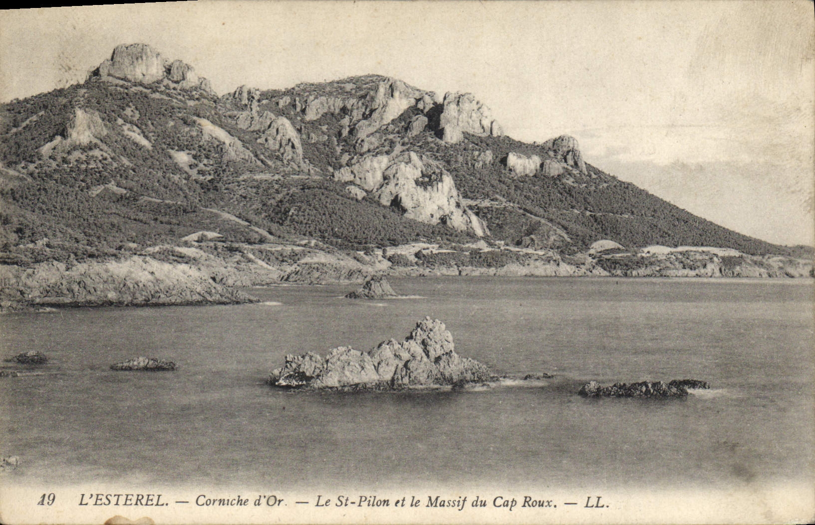 CPA L'Esterel Corniche d'Or Le St Pilon et le Massif du Cap Roux