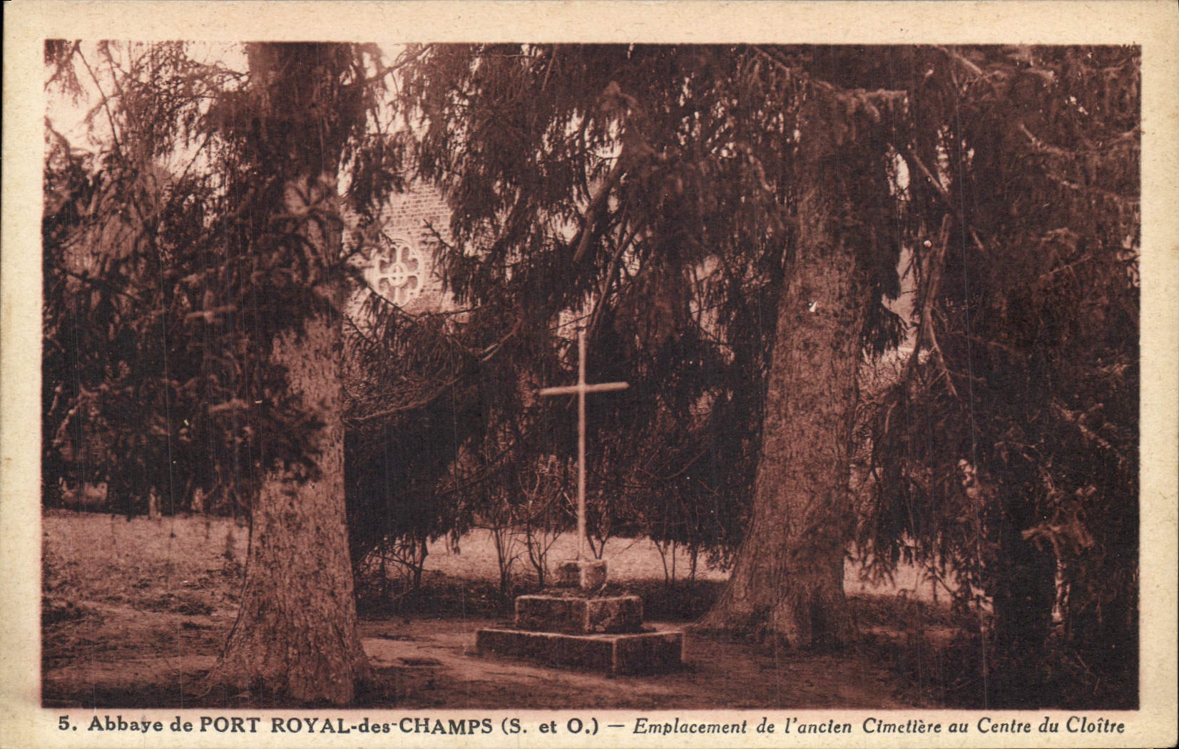 CPA Abbaye de Port Royal des Champs S et O Emplacement de l'ancien Cimetiere au Centre du Cloitre