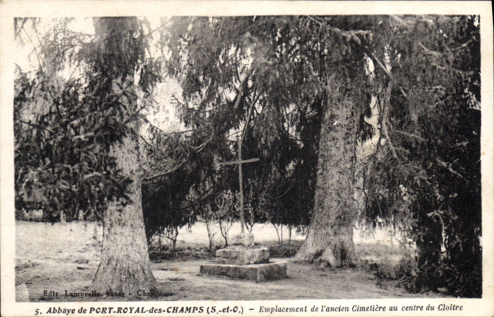 CPA Abbaye de Port Royal des Champs S et O Emplacement de l'ancien Cimetiere au centre du Cloitre