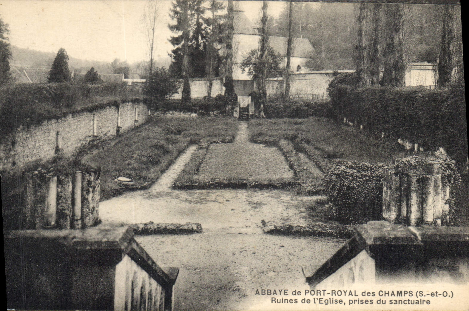 CPA Abbaye de Port Royal des Champs S et O Runes de l'Eglise prises du sanctuaire