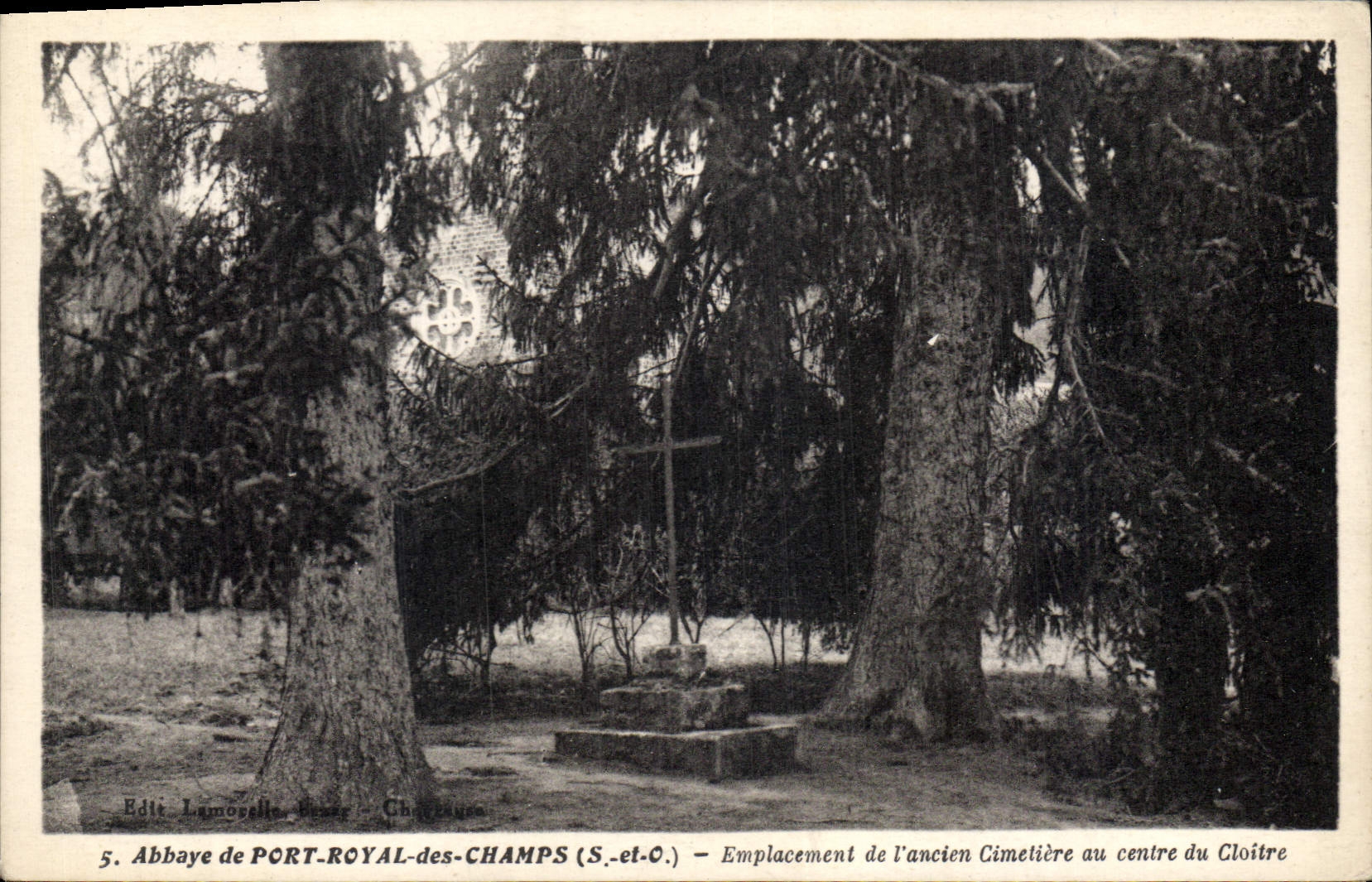 CPA Abbaye de Port Royal des Champs S et O Emplacement de l'ancien Cimetiere au centre du Cloitre