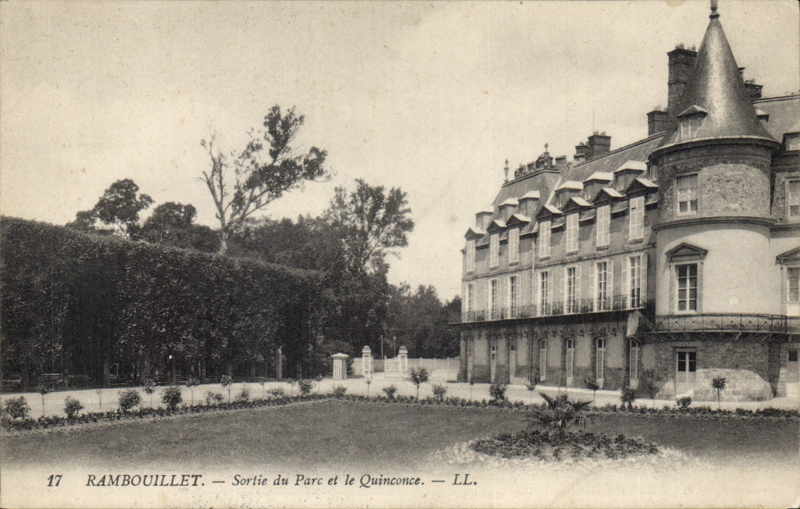 CPA Rambouillet Sortie du Parc et le Quinconce