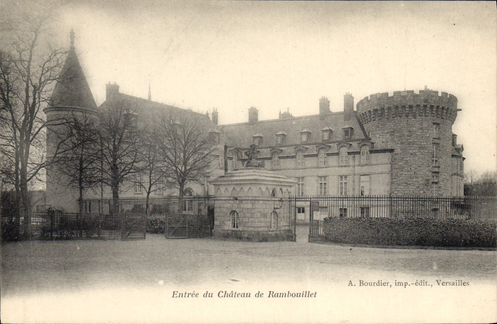 CPA Entree du Chateau de Rambouillet