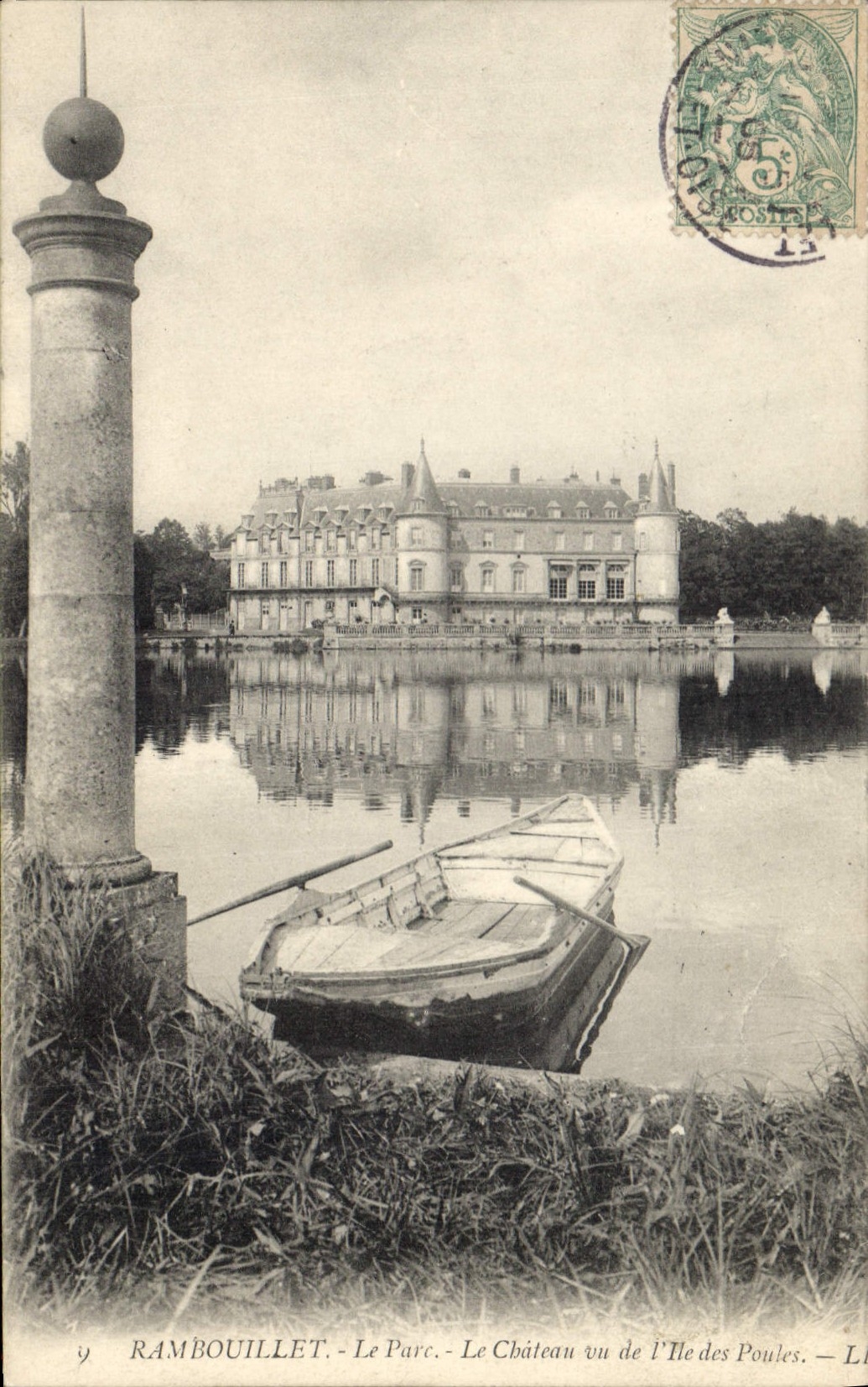 CPA Rambouillet Le Parc Le Chateau vu de l'lle des Poules