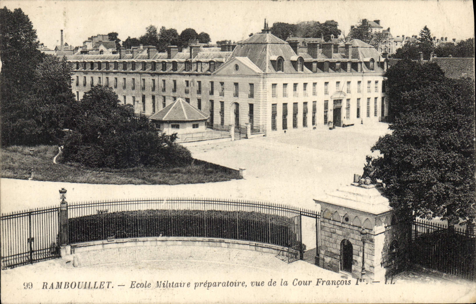 CPA Rambouillet Ecole Militaire preparatoire vue de la Cour Francois 1er