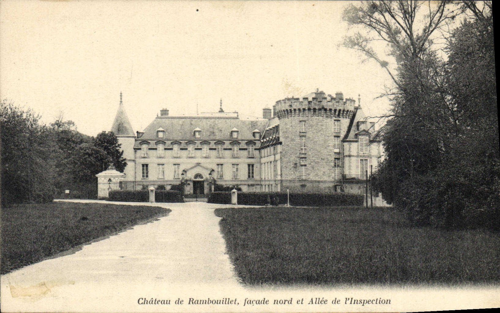 CPA Chateau de Rambouillet facade nord et Allee de l'Inspection