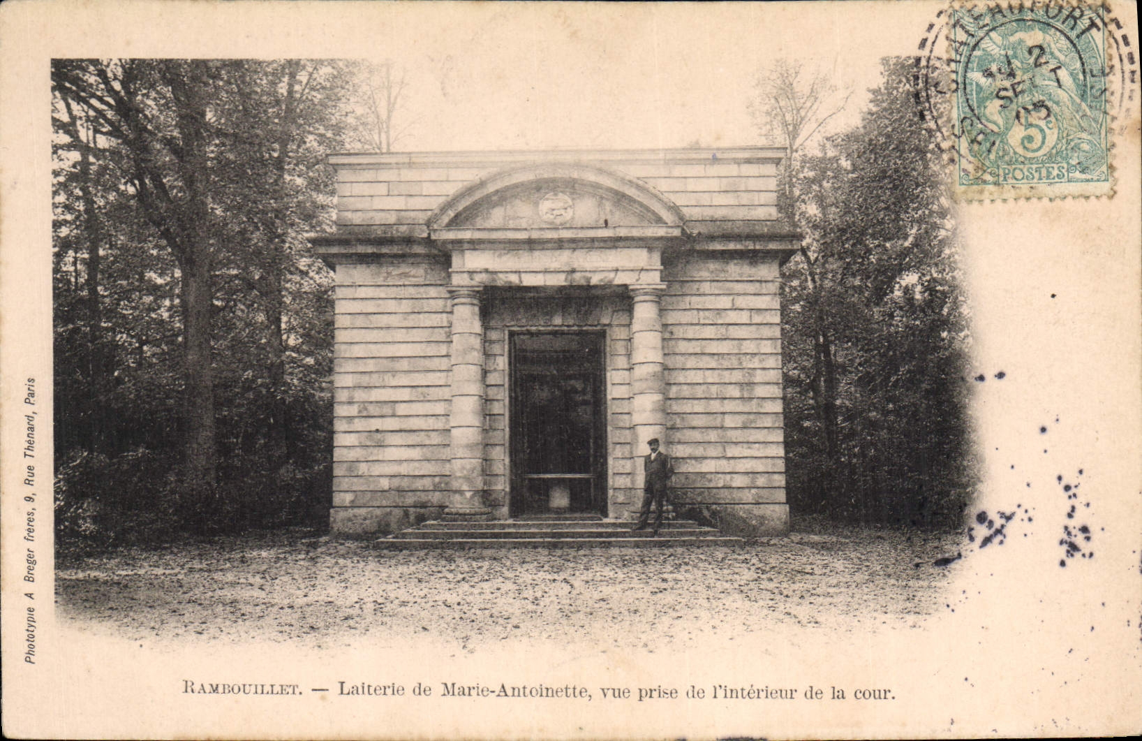 CPA Rambouillet Laiterie de Marie Antoinette vue prise de l'Interieur de la cour