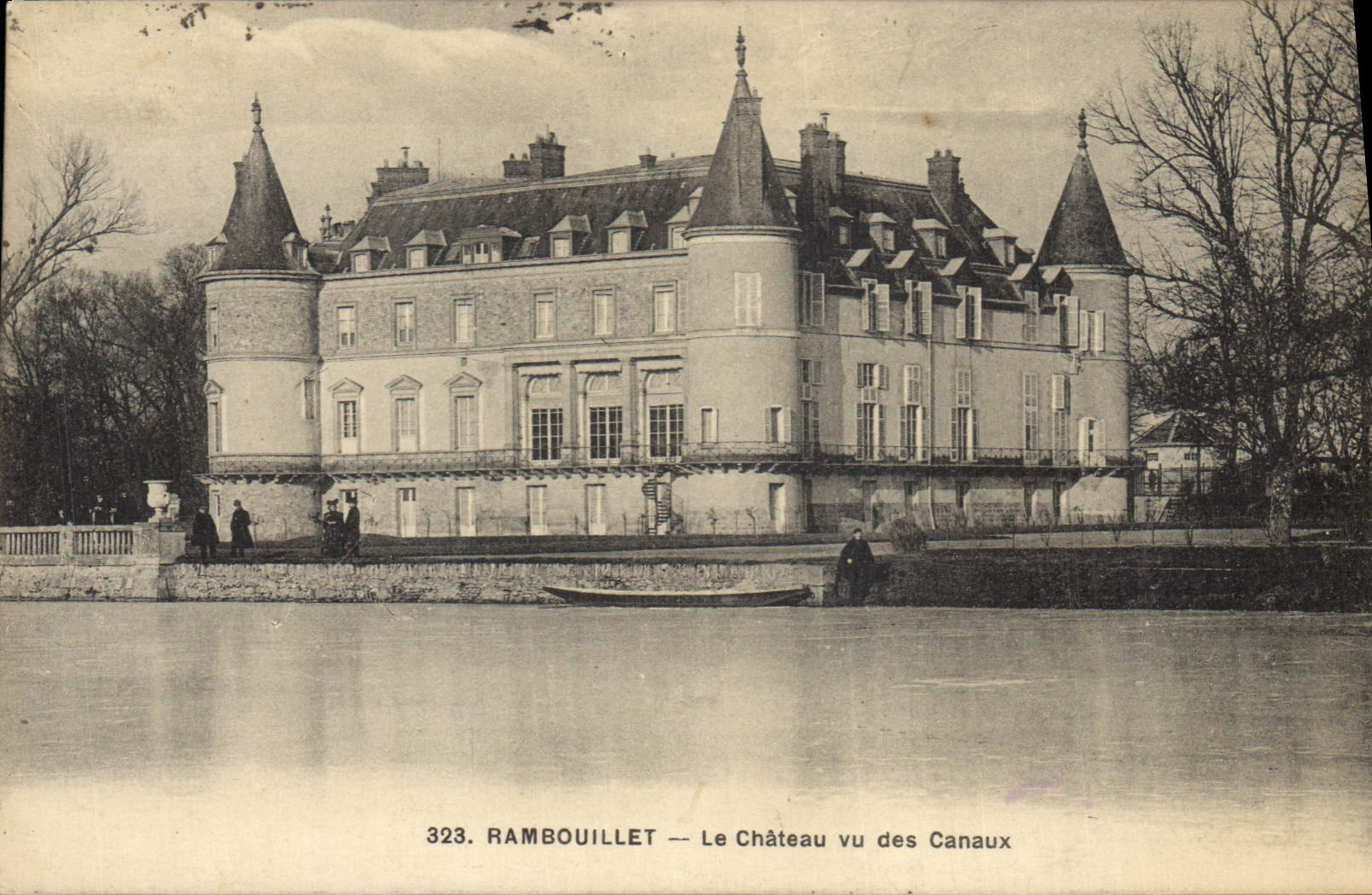 CPA Rambouillet Le Chateau vu des Canaux