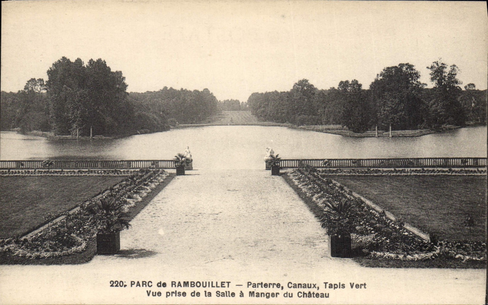 CPA Parc de Rambouillet Parterre Canaux Tapis Vert Vue prise de la Salle a Manger du Chateau