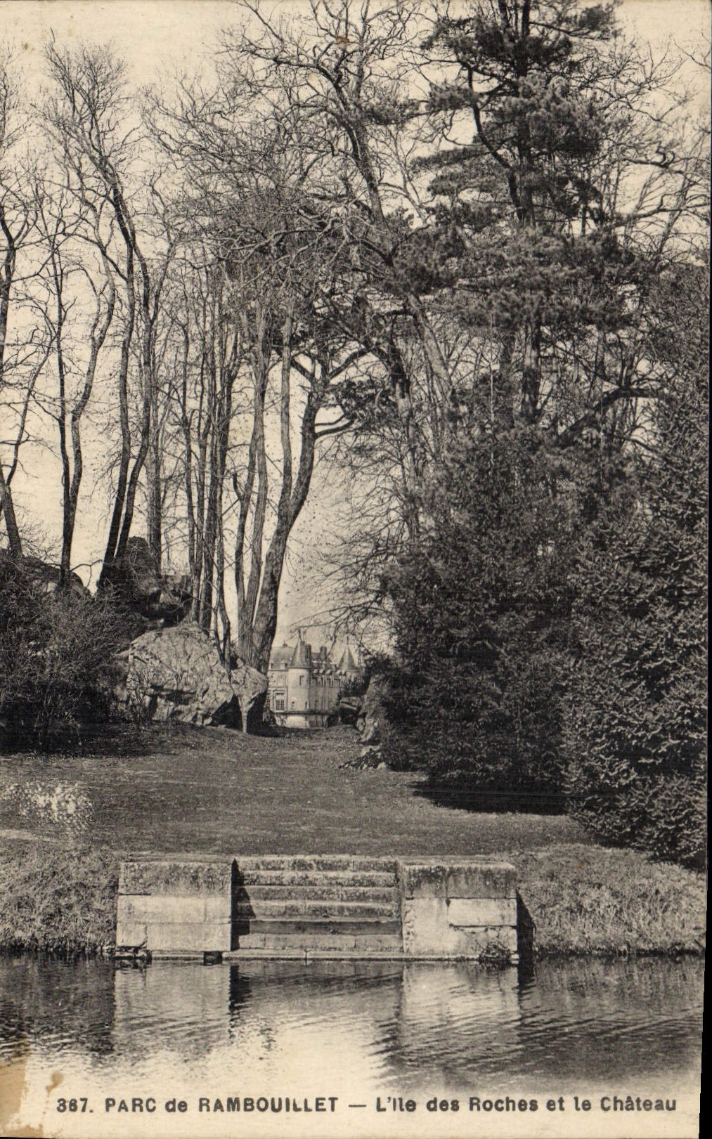 CPA Parc de Rambouillet L'lle des Roches et le Chateau 