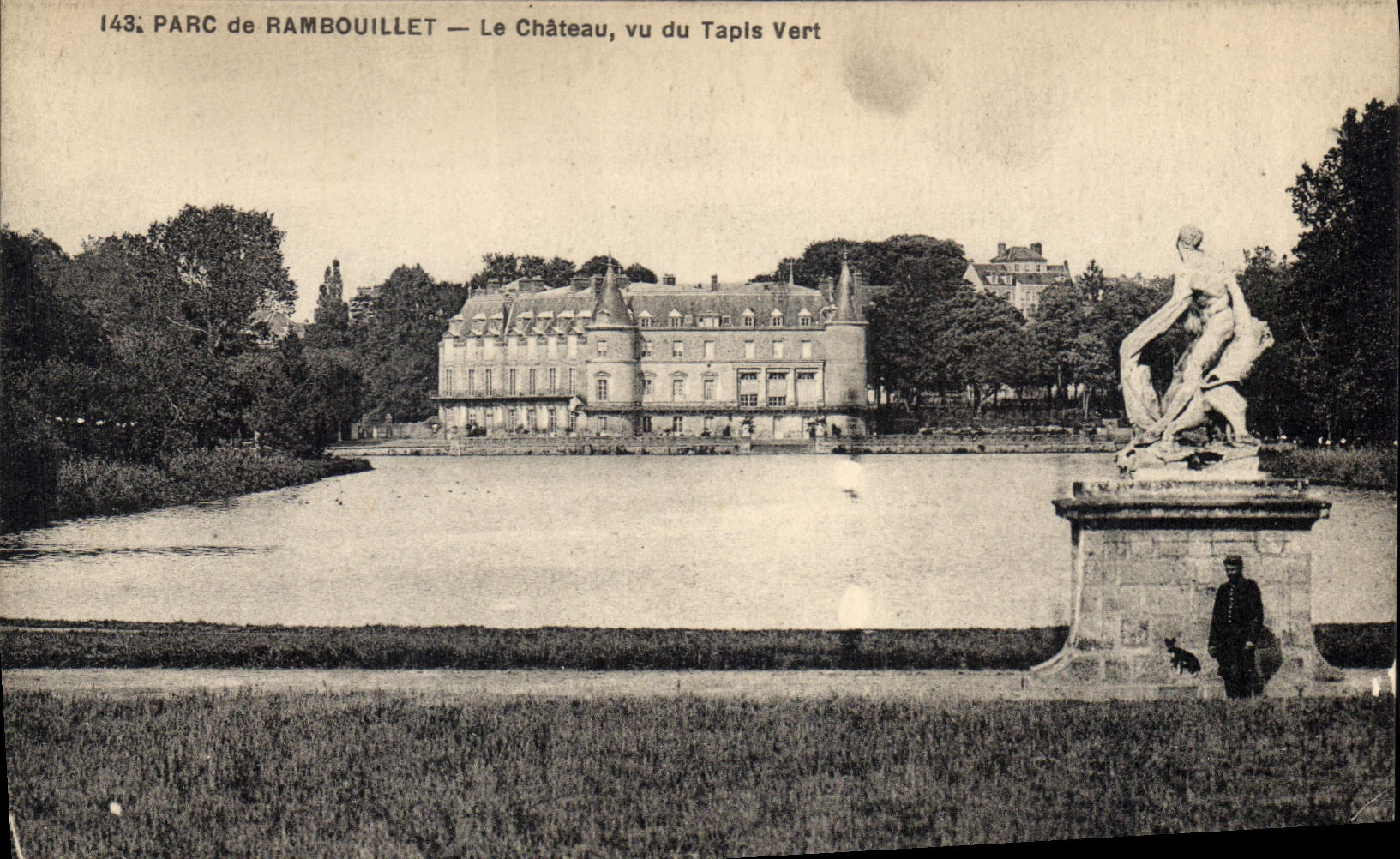 CPA Parc de Rambouillet Le Chateau vu du Tapis Vert