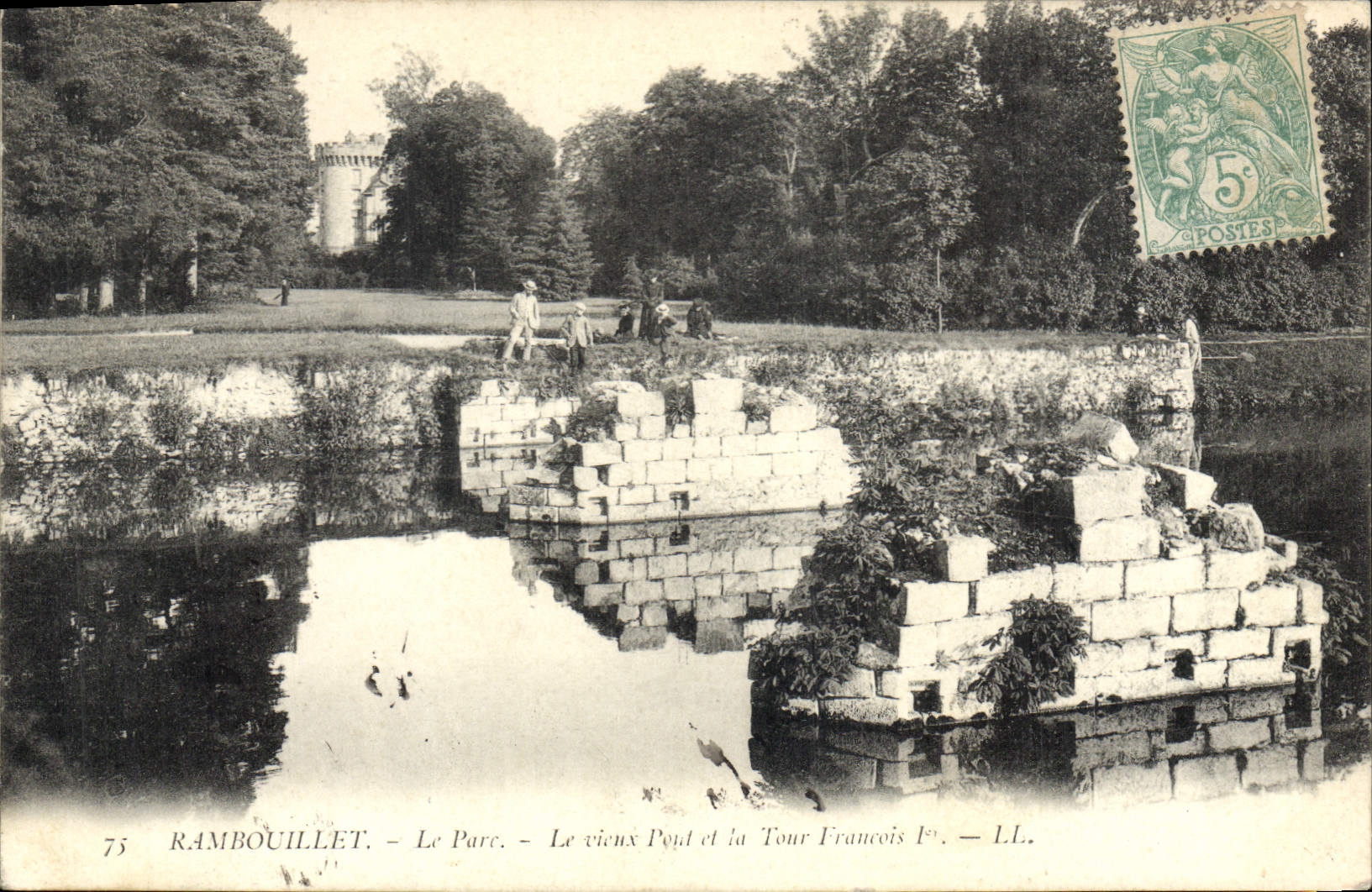 CPA Rambouillet Le Parc Le vieux Port et la Tour Francois 1er