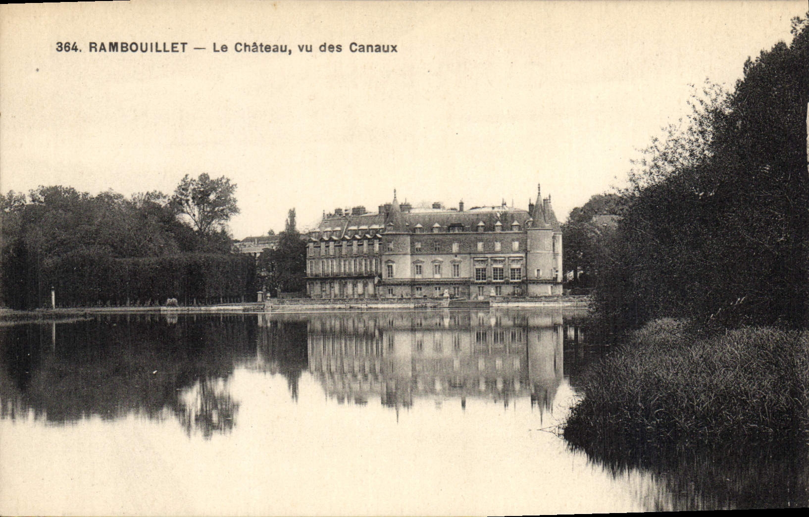 CPA Rambouillet Le Chateau vu des Canaux