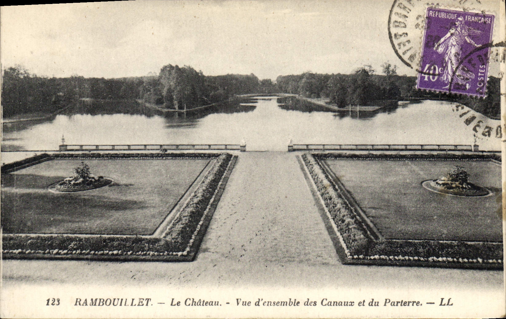 CPA Rambouillet Le Chateau Vue d'ensemble des Canaux et du Parterre