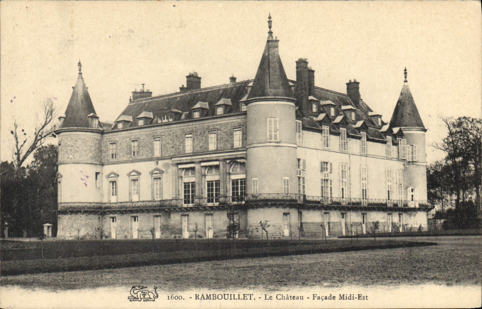CPA Rambouillet Le Chateau Facade Midi Est