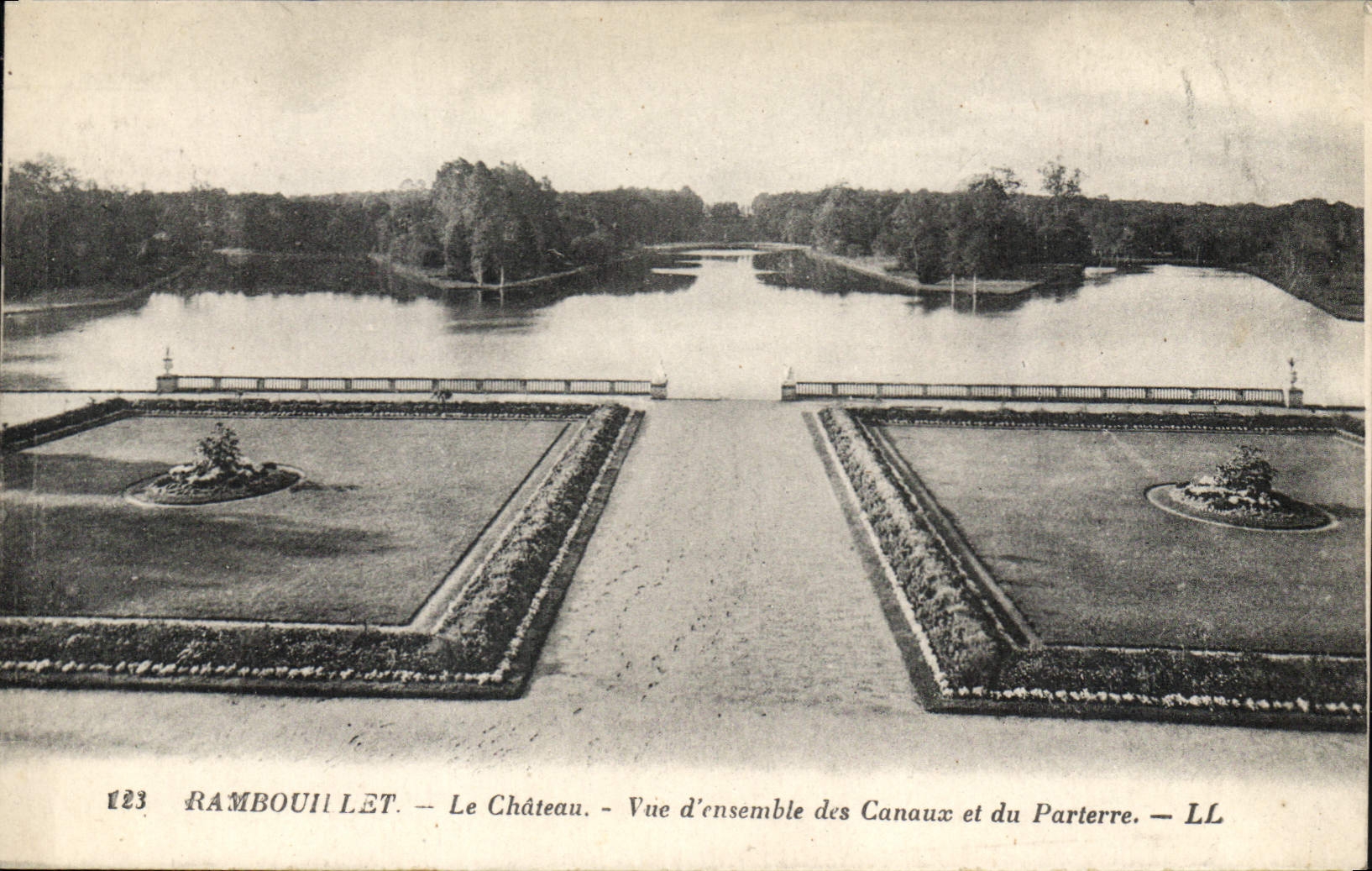 CPA Rambouillet Le Chateau Vue d'ensemble des Canaux et du Parterre