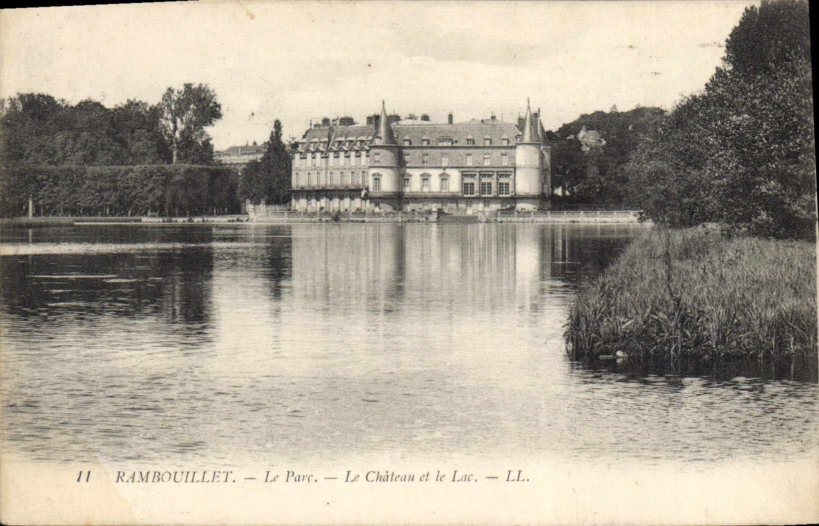 CPA Rambouillet Le Parc Le Chateau et le Lac 