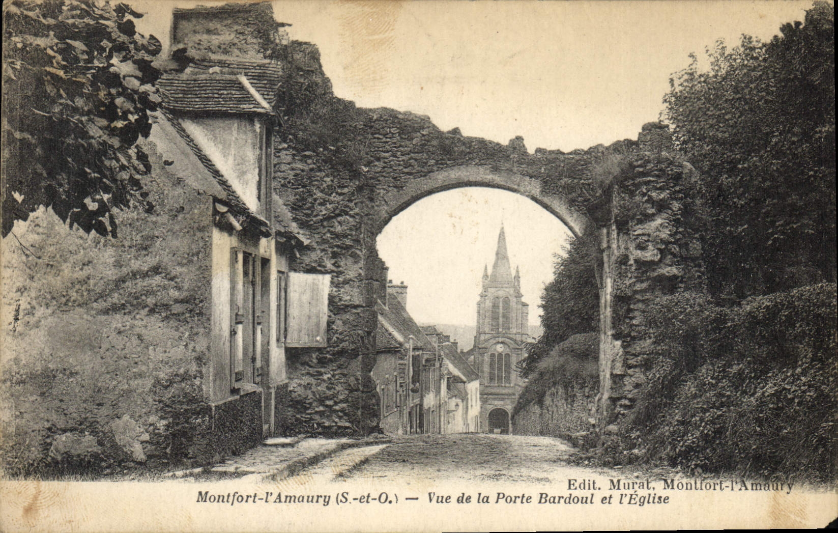 CPA Montfort l'Amaury S et O Vue de la Porte Bardoul et l'Eglise