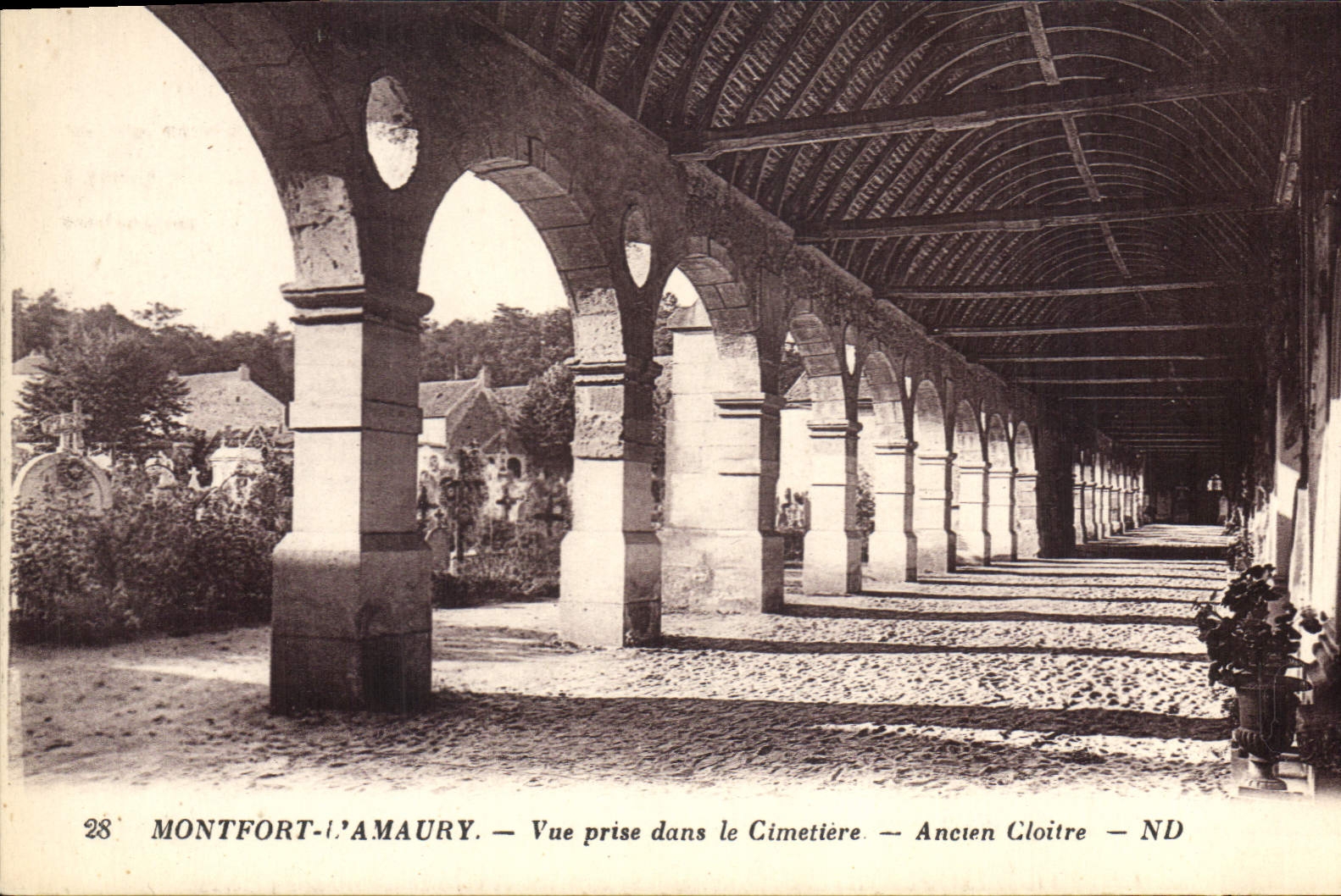 CPA Montfort l'Amaury Vue prise dans le Cimetiere Ancien Cloitre