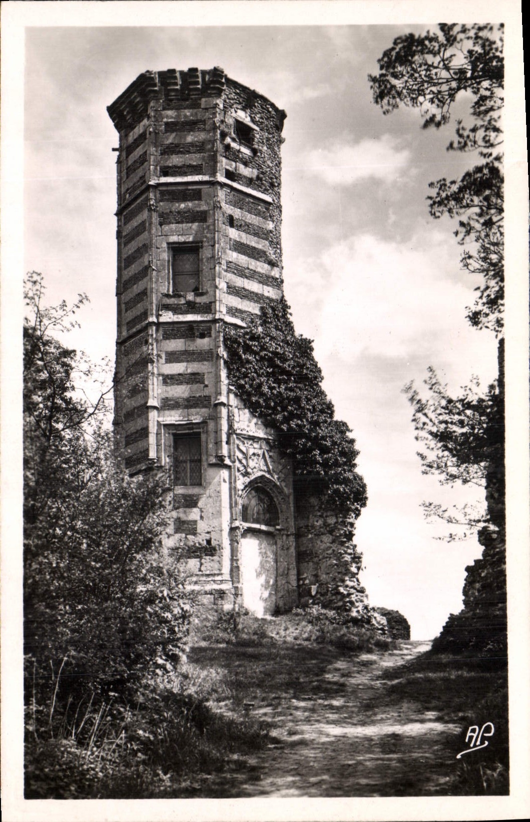 CPA Montfort l'Amaury S et O La Tour d'Anne de Bretagne XV siecle 