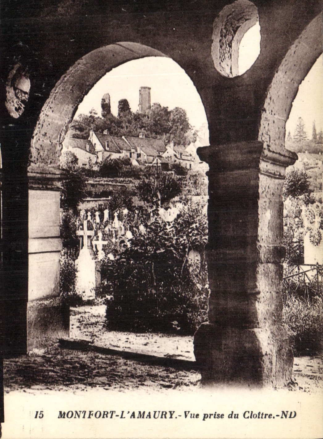 CPA Montfort l'Amaury Vue prise du Cloitre