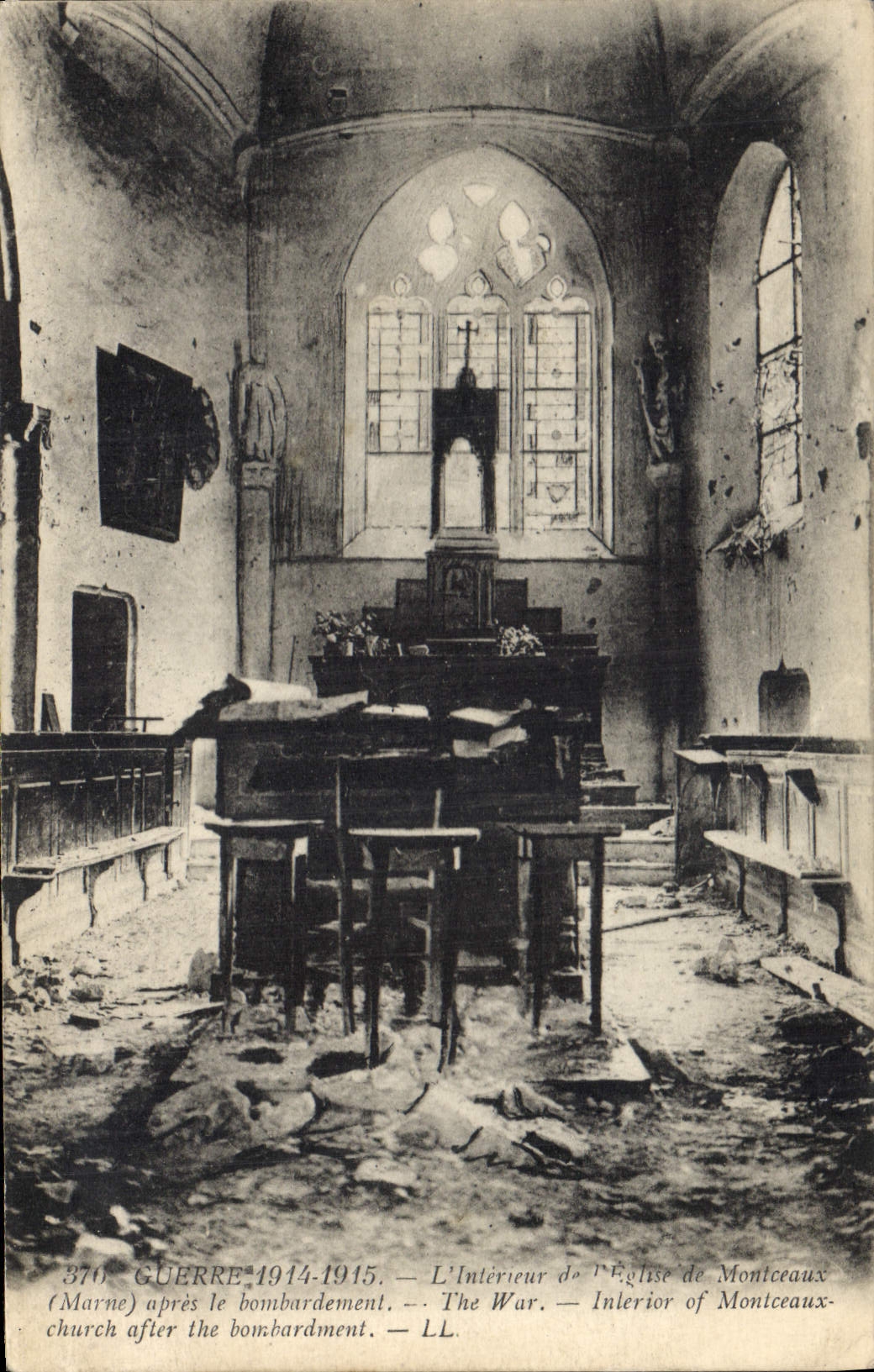 CPA La Guerre 1914 1915 L'Interieur de l'Eglise de Montceaux
