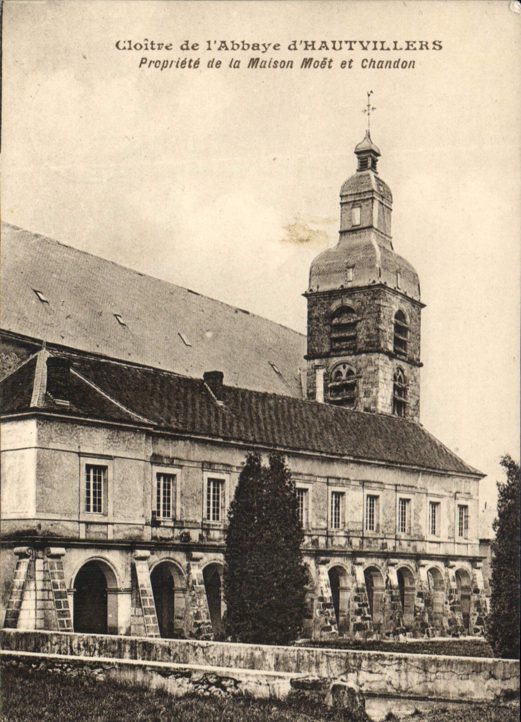 CPA Cloitre de l'Abbaye d'Hautvillers Propriete de la Maison Moet et Chandon