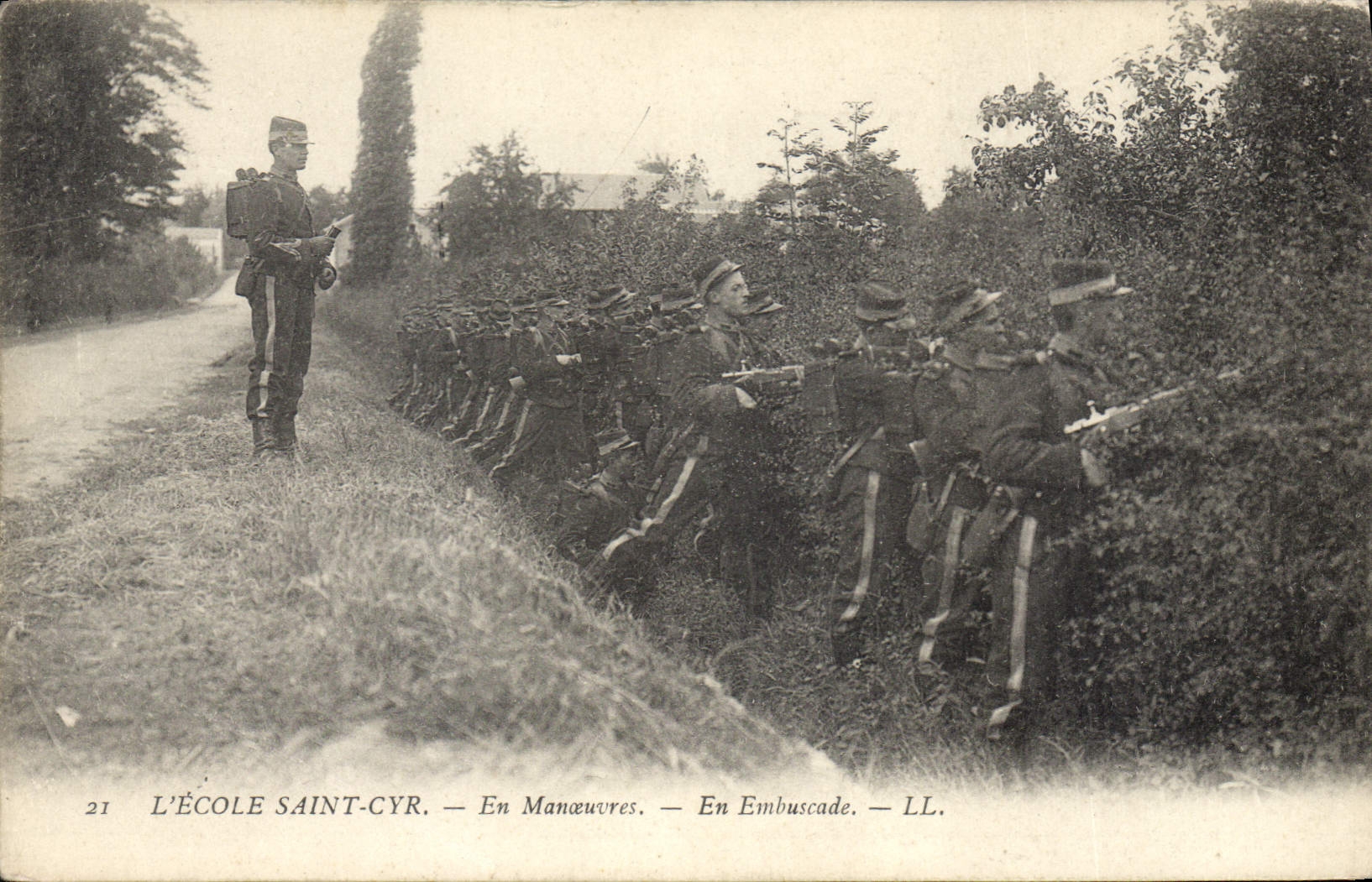 CPA L'Ecole Saint Cyr En Maneuvers En Embuscade Militaria