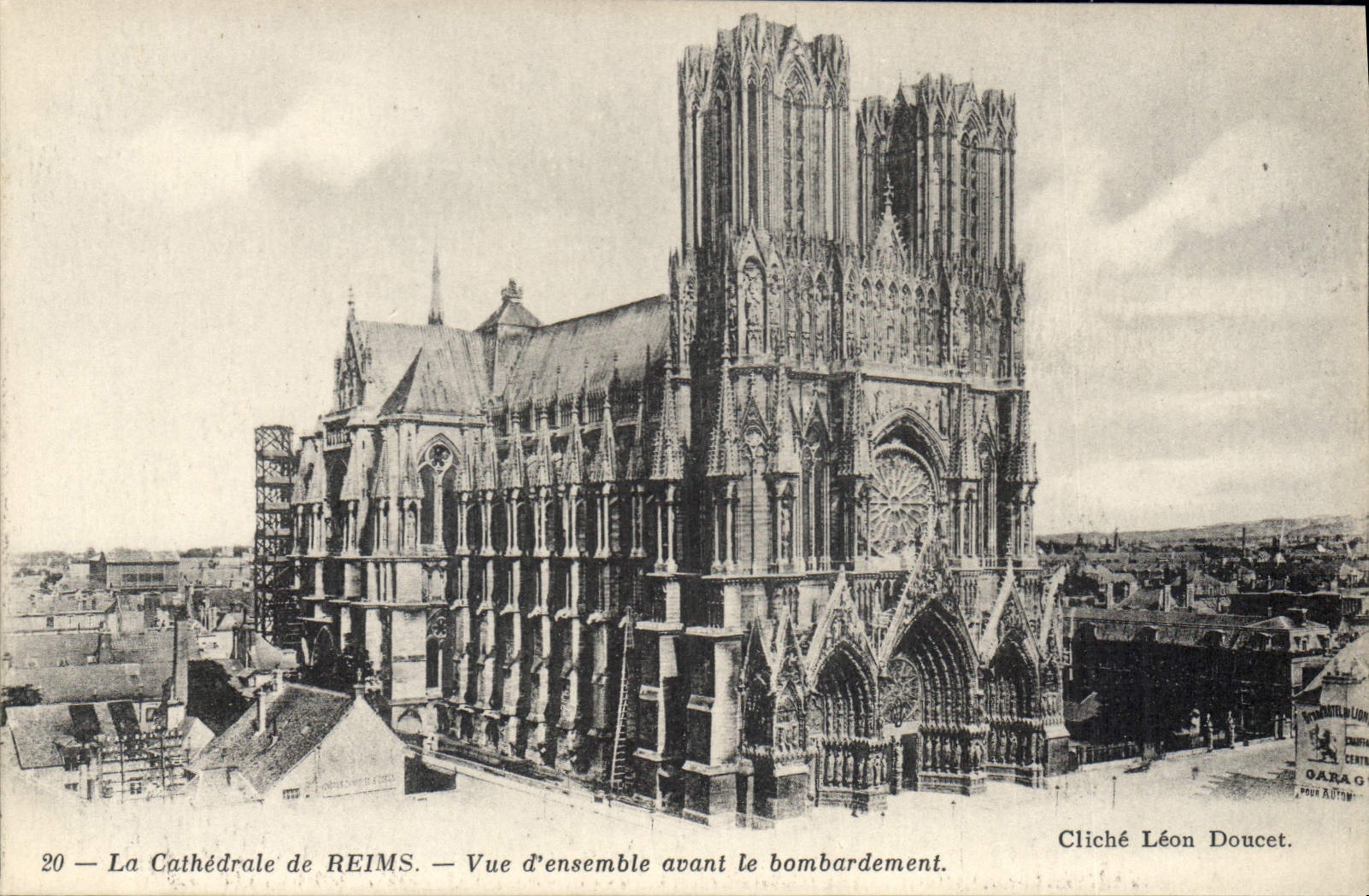 CPA La Cathedrale de Reims Vue d'ensemble avant le bombardement 