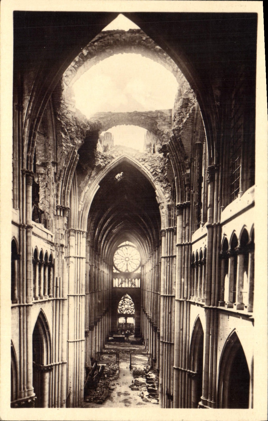 CPA Les Ruines de la Grande Guerre Reims La Cathedrale vue de l'effondrement de la voute et le Grand