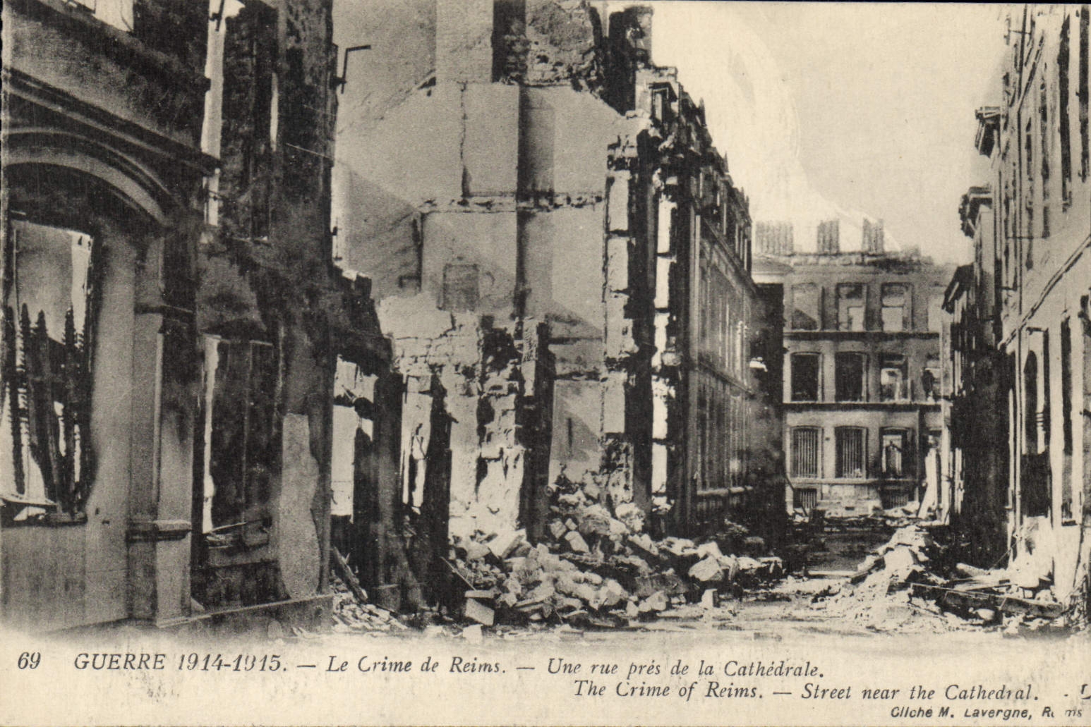 CPA Guerre 1914 1915 Le Crime de Reims Une rue pres de la Cathedrale 