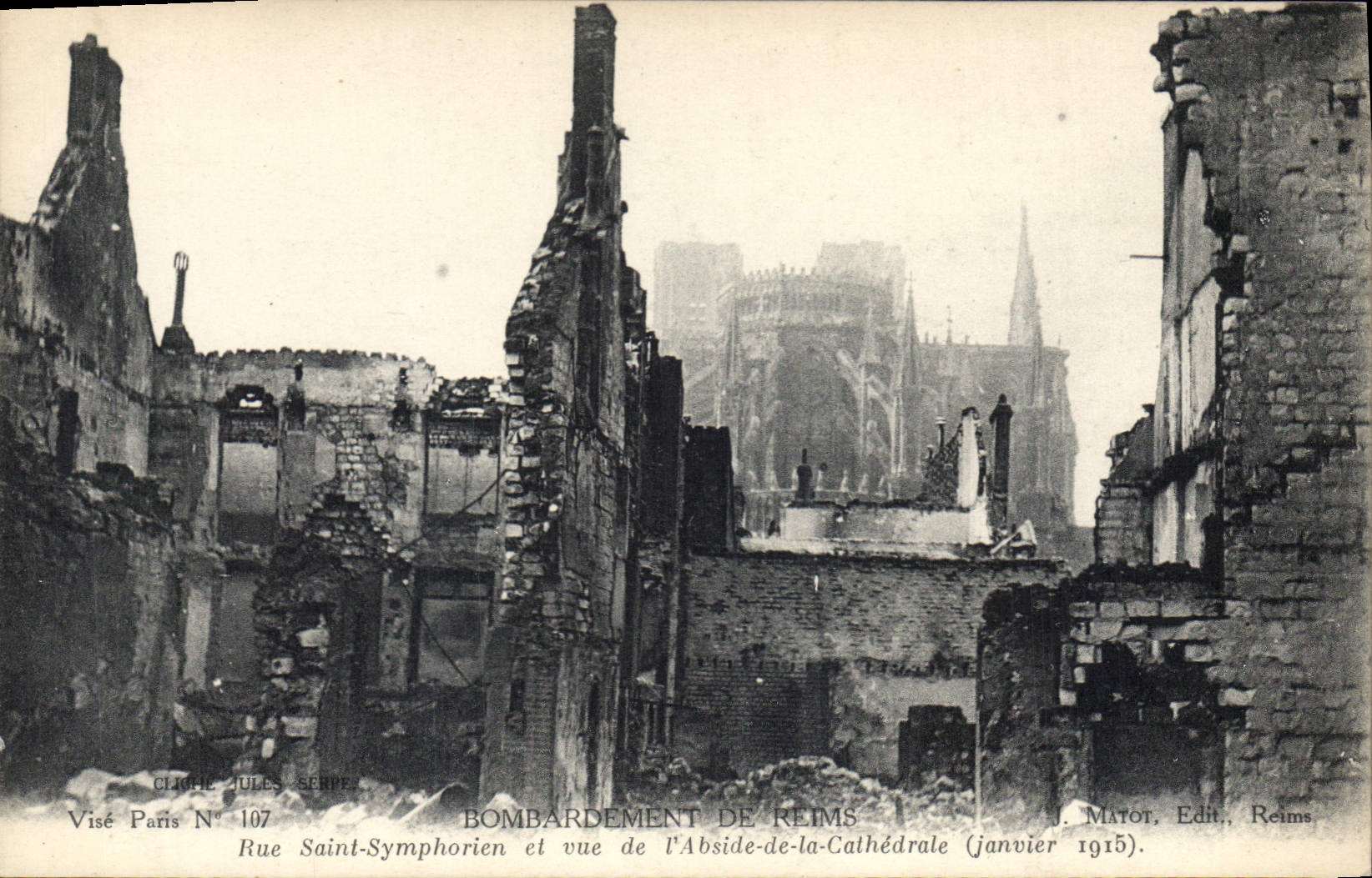 CPA Bombardement de Reims Rue Saint Symphorien et vue de l'Abside de la Cathedrale