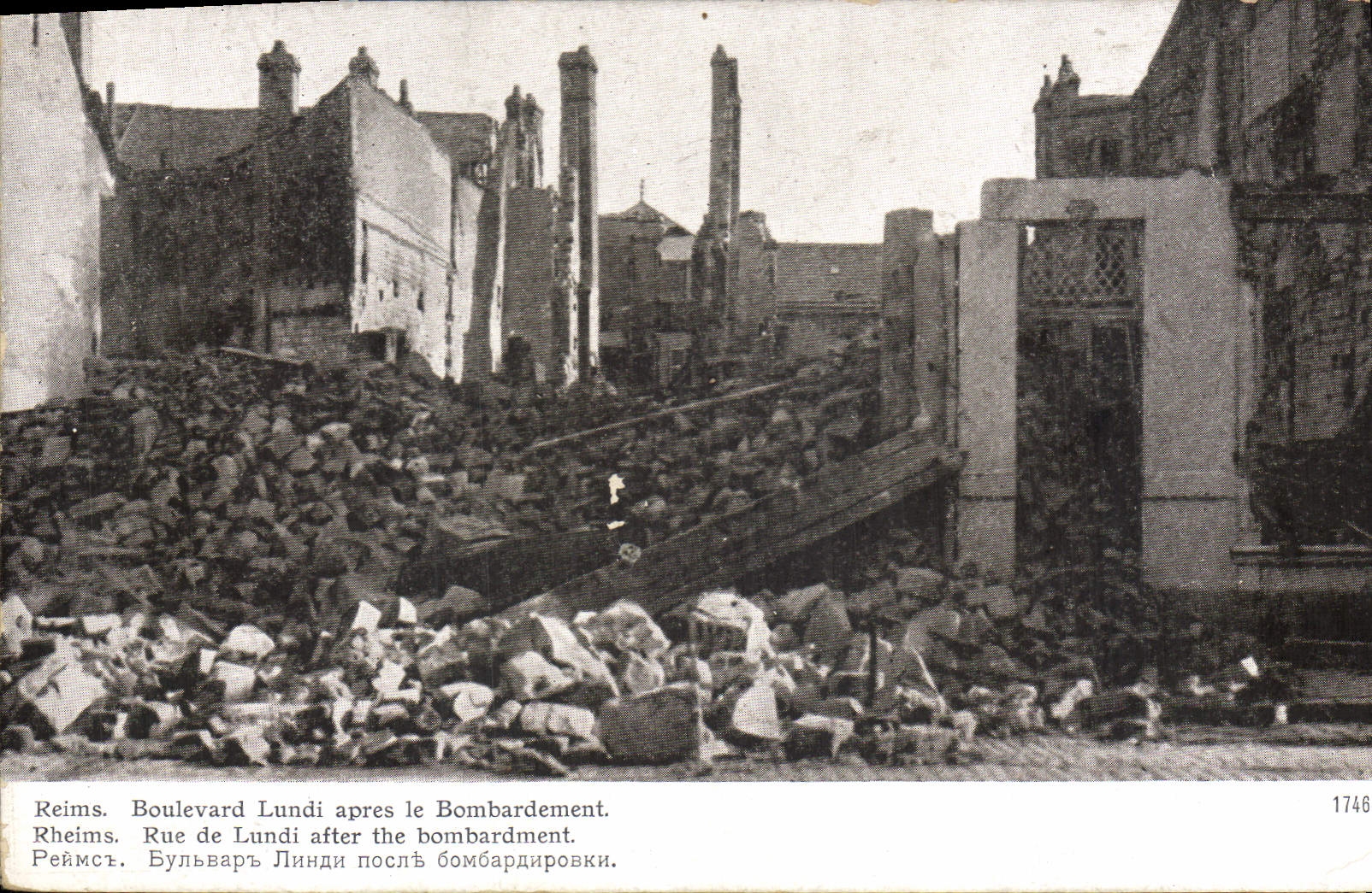 CPA Reims Boulevard Lundi apres le Bombardement