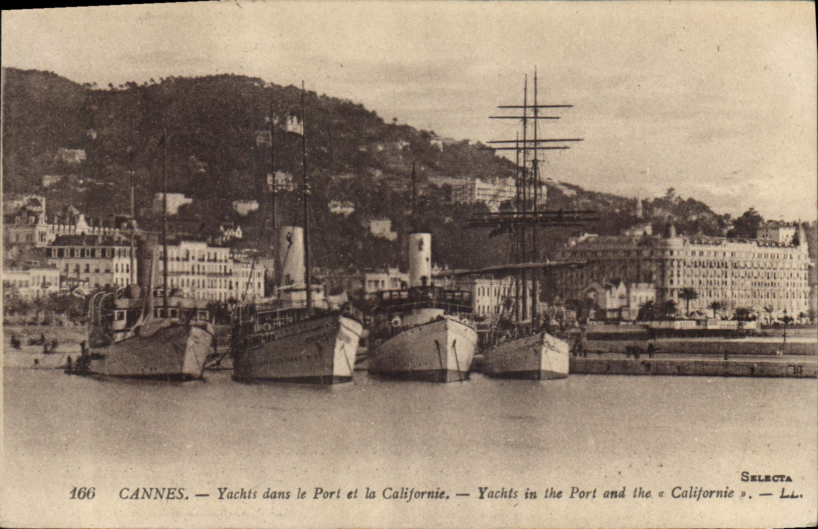 CPA Cannes Yacht dans le Port et le Californie Bateaux