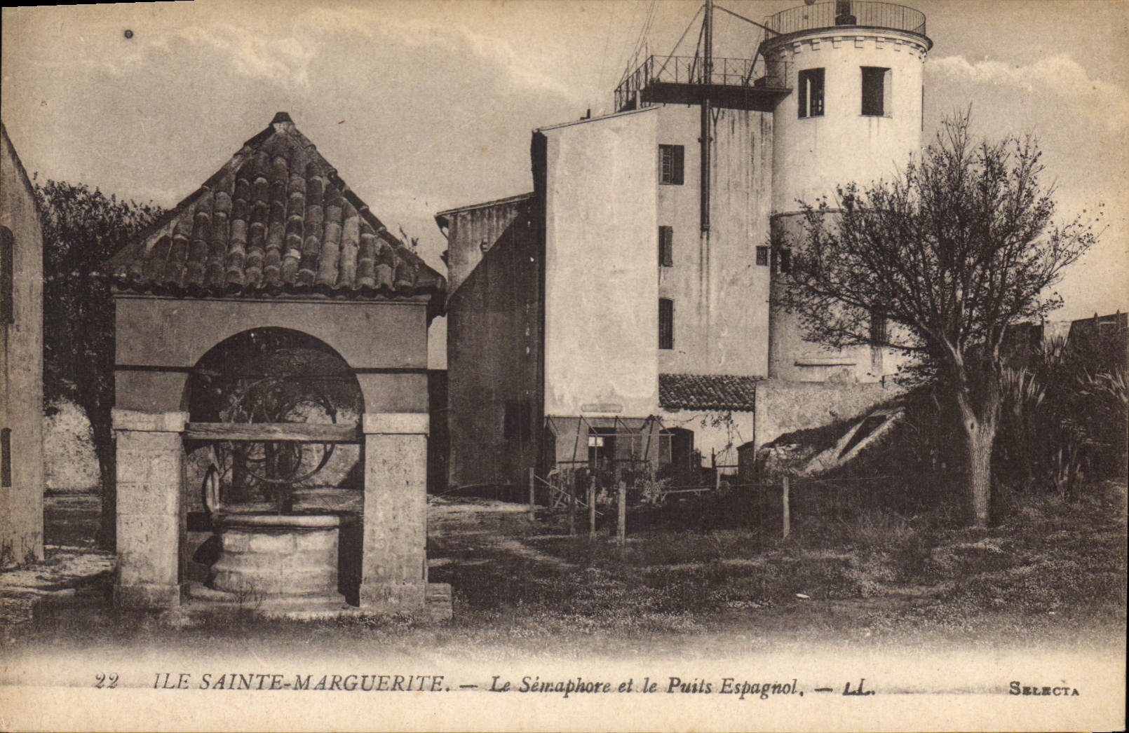 CPA Ile Sainte Marguerite Le Semaphore et le Puits Espagnol 