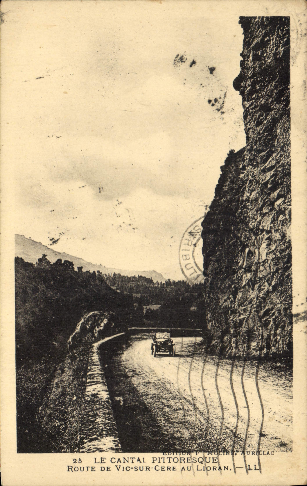 CPA Route de Vic sur Cere Au Lioran 