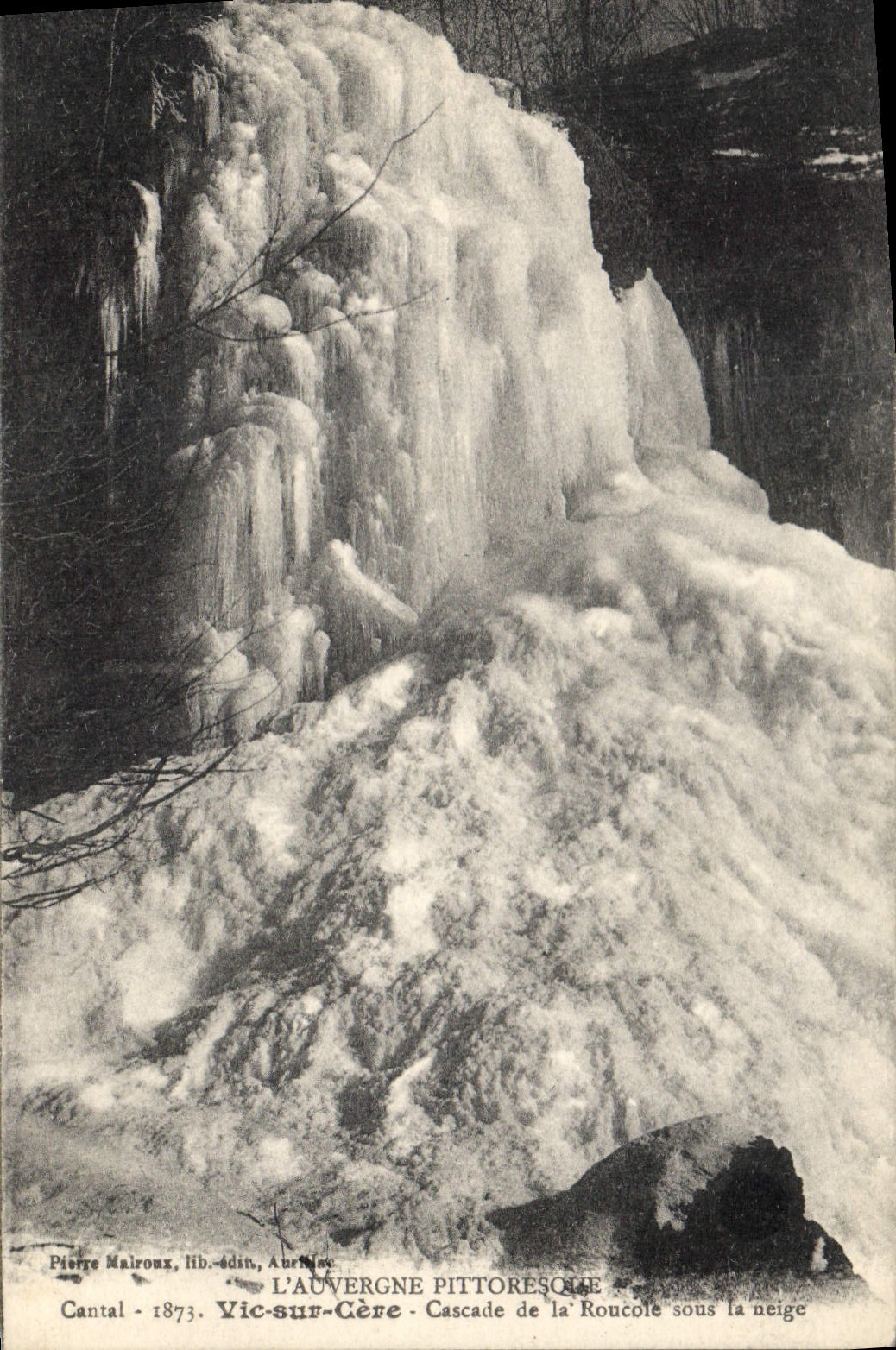 CPA Vic sur Cere Cascade de la Roucole sous la neige