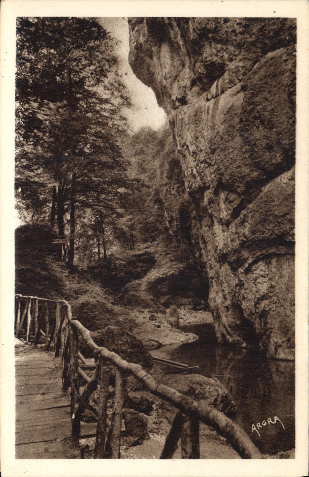 CPA Vic sur Cere Cantal Le Pas de la Cere 