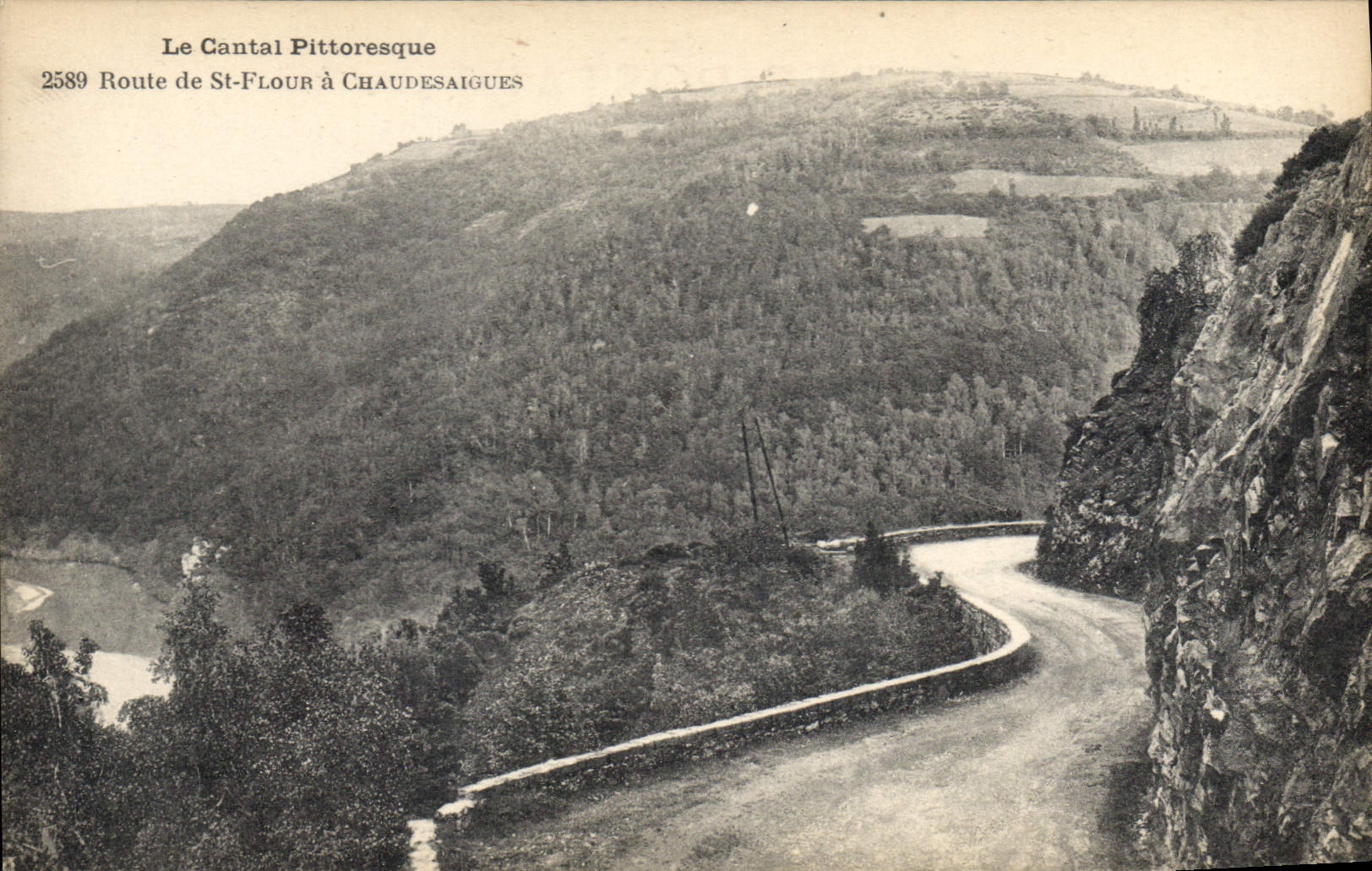 CPA Le Cantal Pittoresque Route de St Flour a Chaudesaigues 