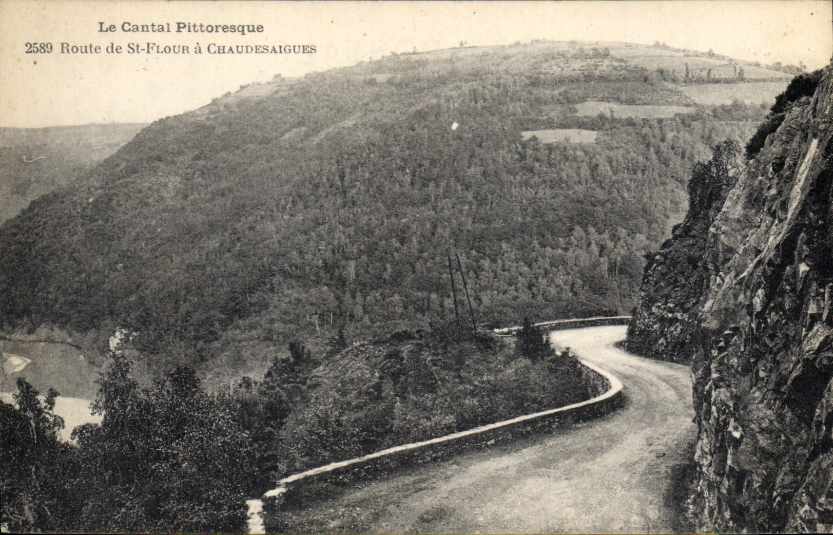 CPA Le Cantal Pittoresque Route de St Flour a Chaudesaigues 