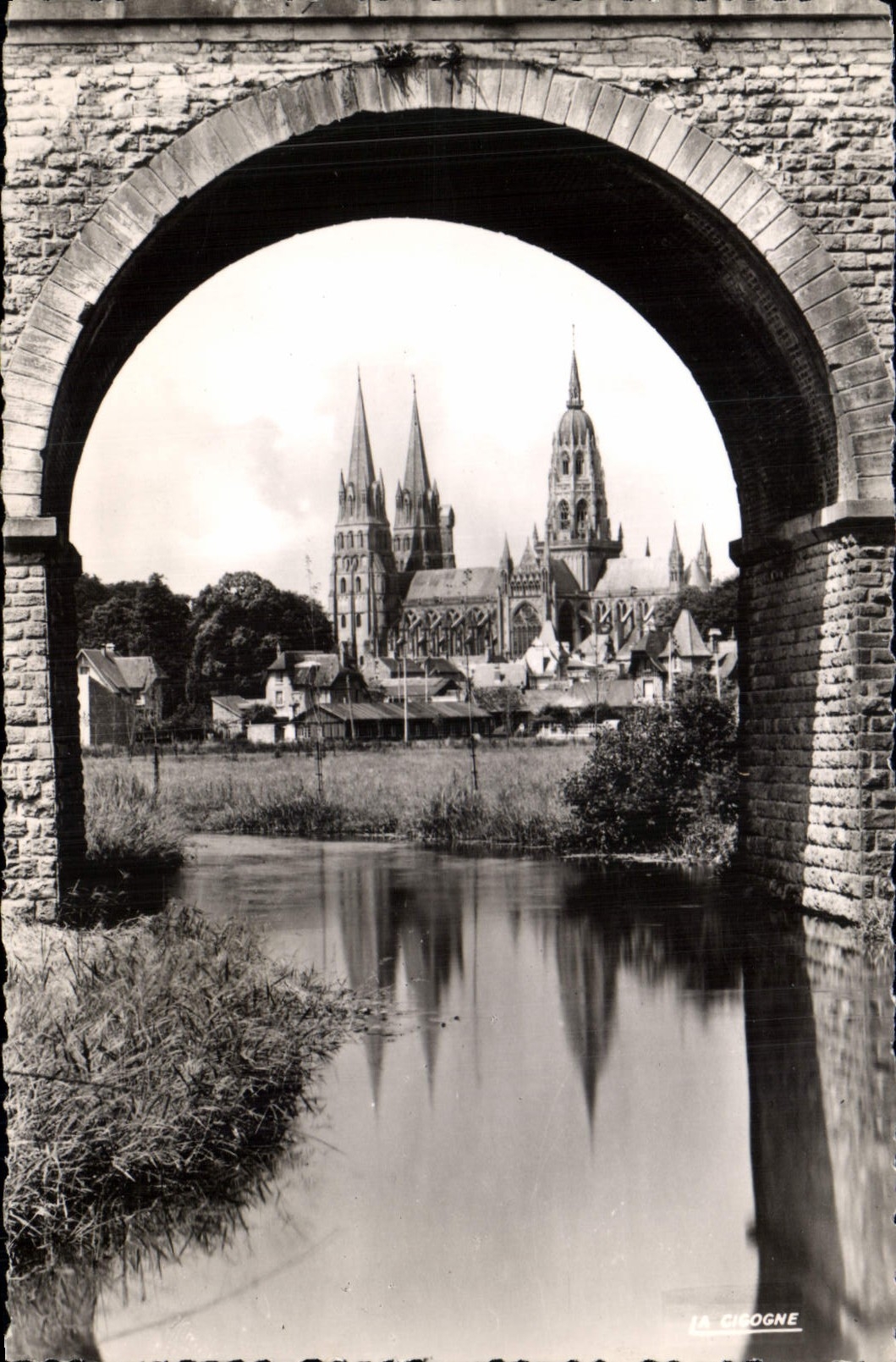 CPA Bayeaux Calvados La Cathedrale 