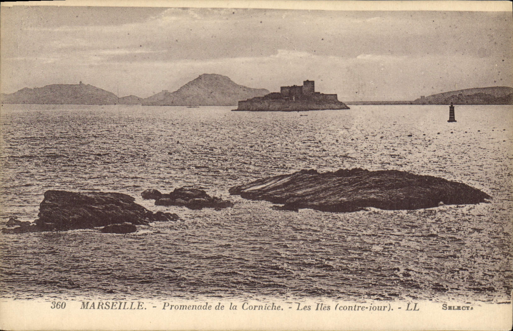 CPA Marseille Promenade de la Corniche Les Iles contre iour