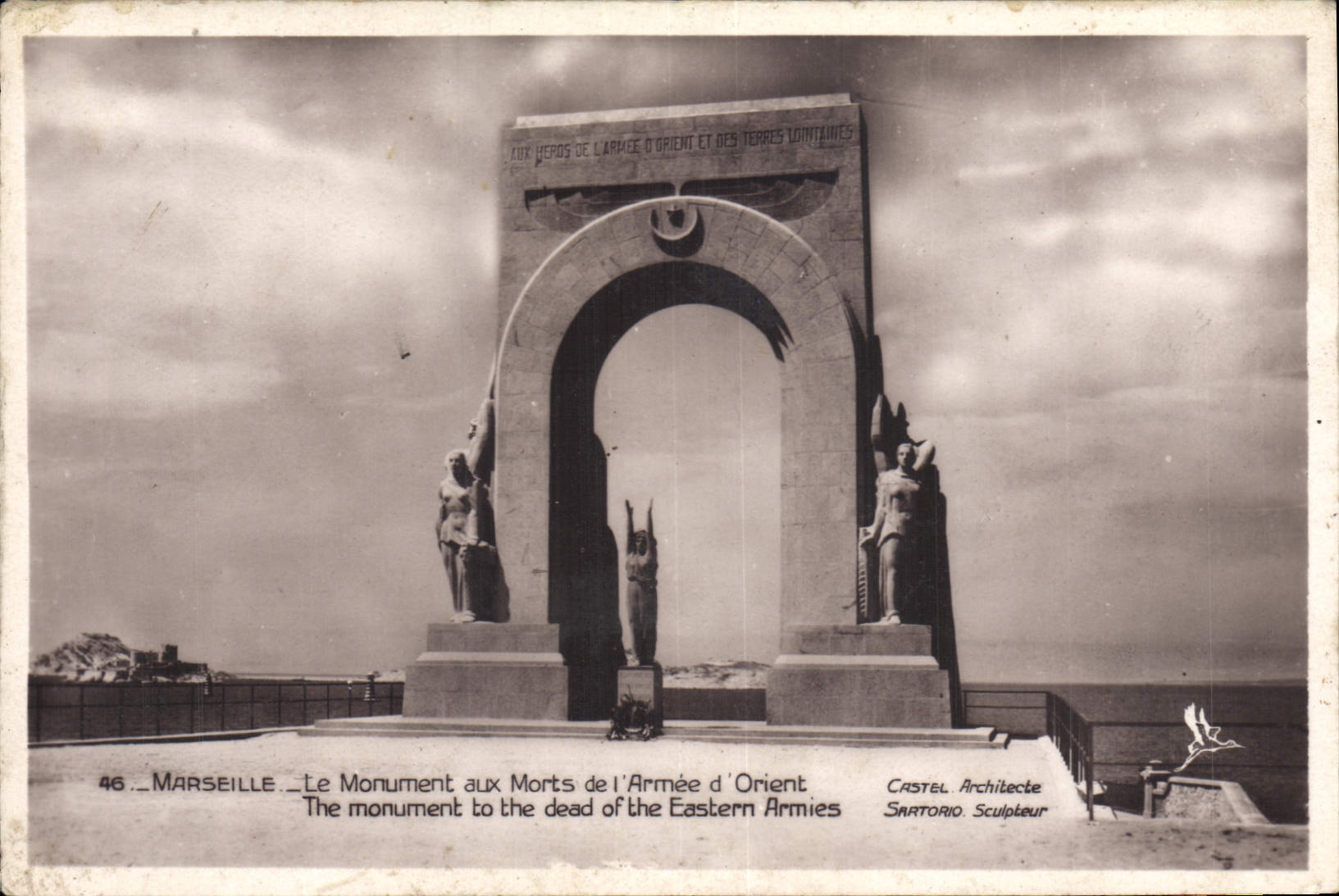 CPA Marseille Le Monument aux Morts de l'Armee d'Orient