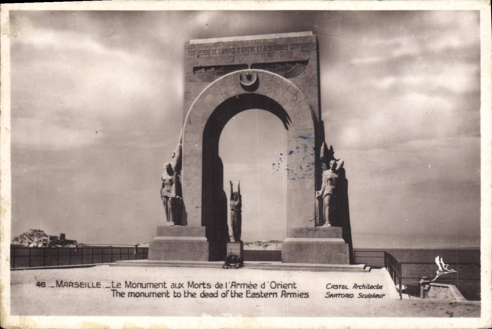 CPA Marseille Le Monument aux Morts de l'Armee d Orient