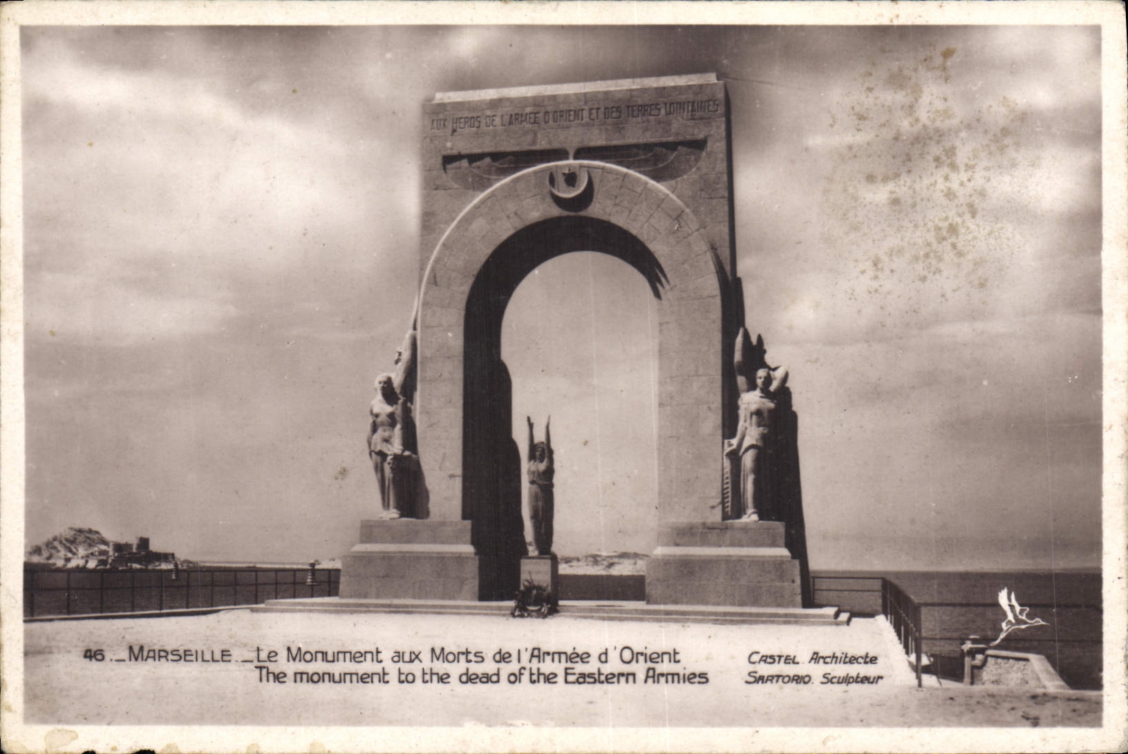 CPA Marseille Le Monument aux Morts de l'Armee d Orient