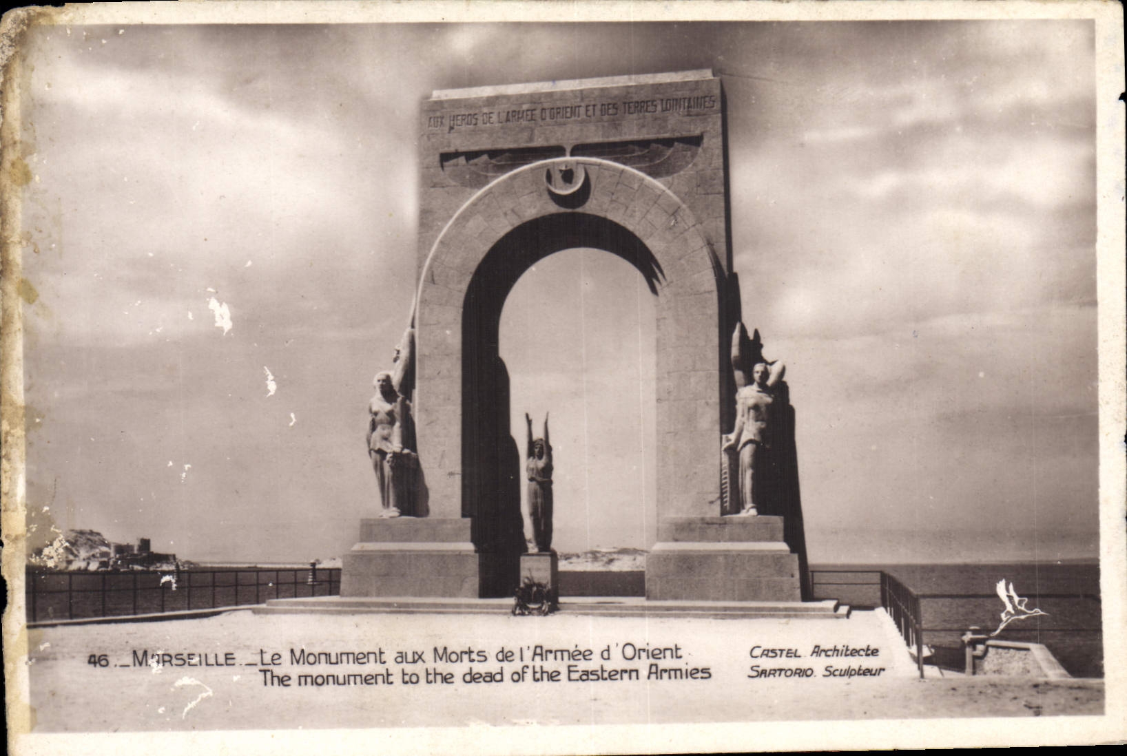 CPA Marseille Le Monument aux Morts de l'Armee d Orient 